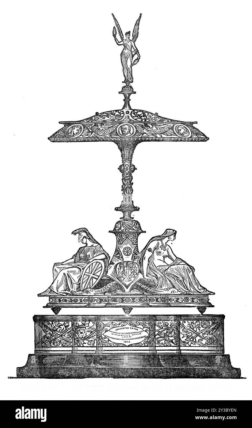 Targa data ai Royal Engineers da ufficiali di ingegneri indiani, 1871. Il generale Sir John Cheape, in nome degli ufficiali dell'ingegnere che erano al servizio della compagnia delle Indie Orientali, presentò ai Royal Engineers un pezzo di piatto come segno dell'unione dei due corpi, amalgamati nel 1862, e come pegno di fraterna benevolenza. Si tratta di una tazza su una base d'argento... sul piede... sono figure rappresentative dell'Inghilterra e dell'India, che hanno tra loro scudi contenenti le armi dei Royal Engineers e degli ingegneri della compagnia delle Indie Orientali. Il corpo della tazza è arricchito da un friez Foto Stock