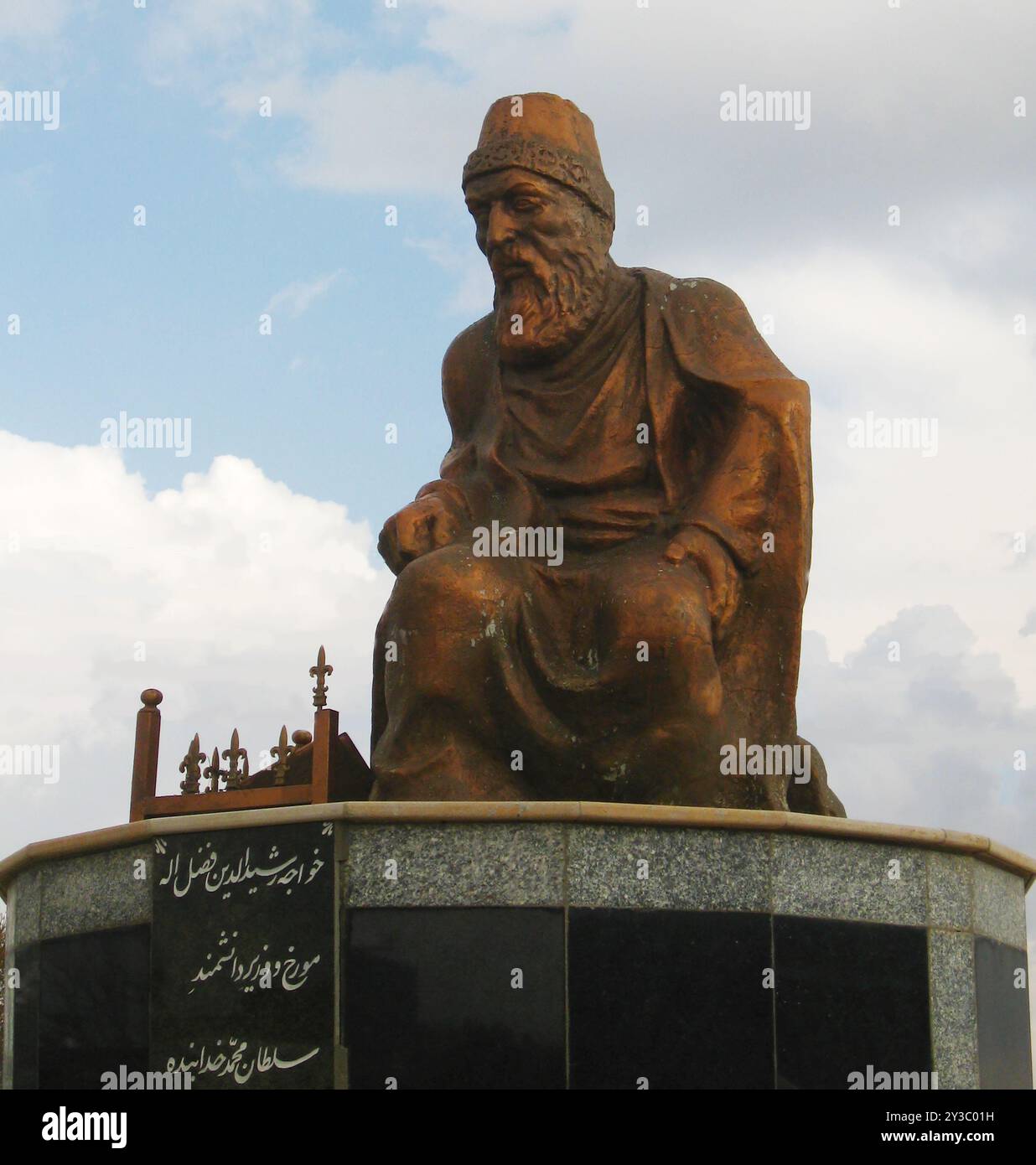 Statua di Rashid al-DIN (1247-1318) ad Hamadan, Iran. Foto Stock