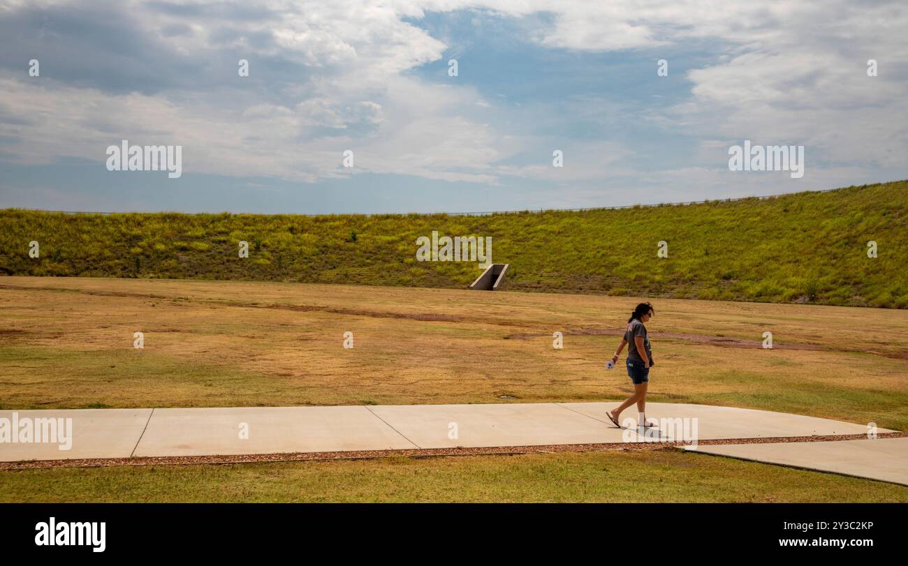 Oklahoma City, Oklahoma - il First Americans Museum racconta la storia delle 39 nazioni tribali dell'Oklahoma. Un visitatore passeggia oltre il tumulo, che offre Foto Stock