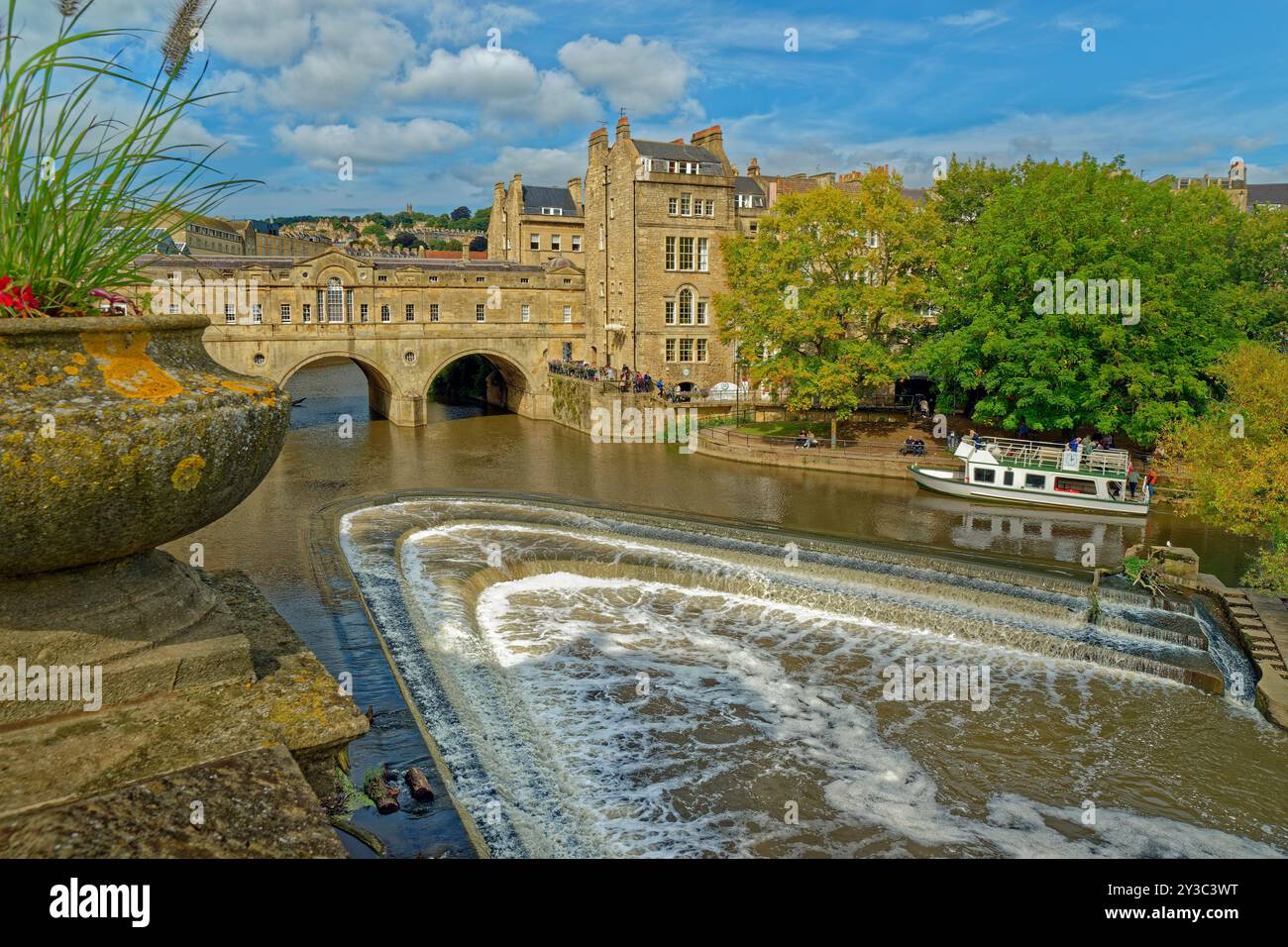 Il Pulteney Bridge che attraversa il fiume Avon a Bath nel Somerset, Inghilterra, Regno Unito. Foto Stock