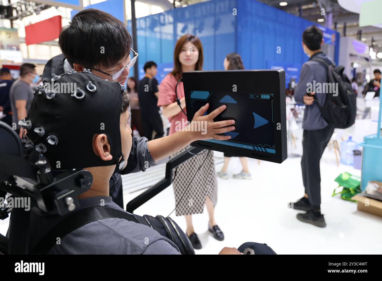 (240913) -- PECHINO, 13 settembre 2024 (Xinhua) -- Un membro dello staff introduce un prodotto per la riabilitazione dei nervi cerebrali a un visitatore durante la China International Fair for Trade in Services (CIFTIS) del 2024 a Pechino, capitale della Cina, 13 settembre 2024. A tema "servizi globali, prosperità condivisa", il CIFTIS 2024 si tiene presso il China National Convention Center e il Parco Shougang di Pechino dal 12 al 16 settembre. (Xinhua/Qi Xiaoyi) Foto Stock