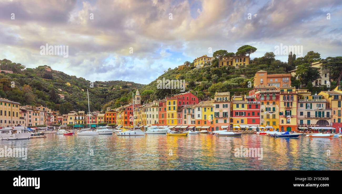 Portofino destinazione di lusso. Vista panoramica del villaggio, yacht e barche nel porticciolo. Regione Liguria, Italia Foto Stock