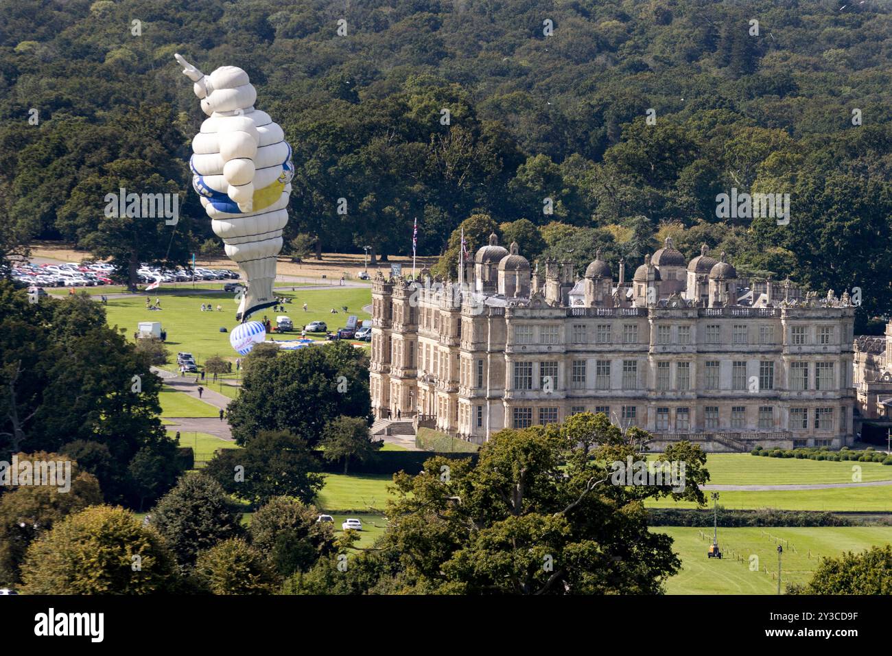 La mongolfiera Michelin Man domina l'iconica Longleat House al 2024 Icons of the Sky evemt Foto Stock