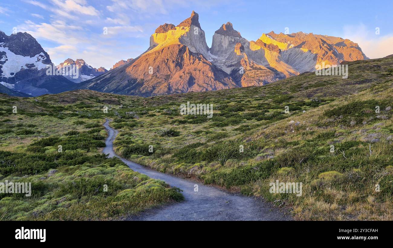 Los Cuernos, le corna, alla luce della sera, Parco Nazionale Torres del Paine, Ande, Cile, Sud America Foto Stock