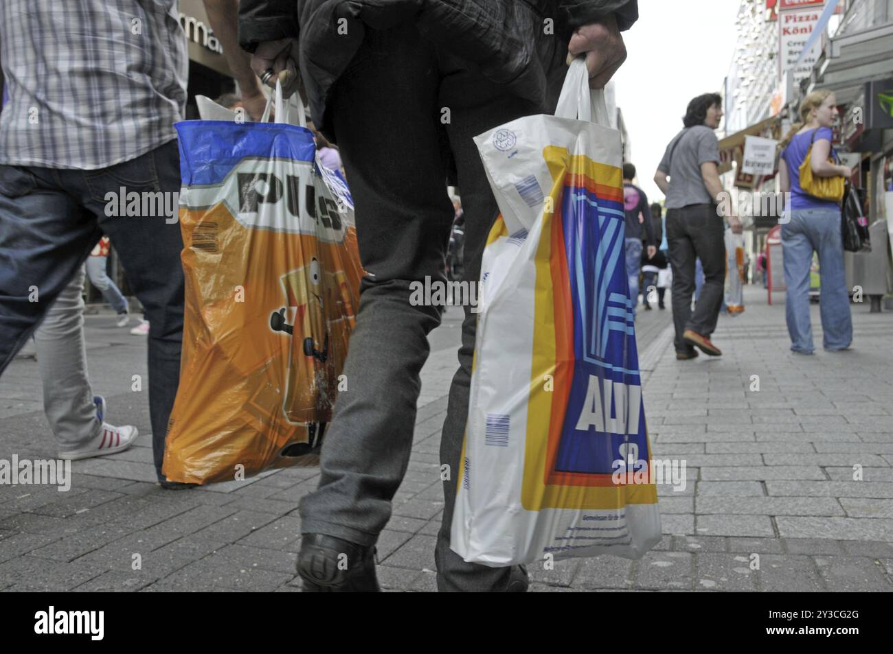 Vecchio dopo aver fatto acquisti presso i punti vendita: plus e Aldi-Sued, zona pedonale di Colonia, Renania settentrionale-Vestfalia, Germania, Europa Foto Stock