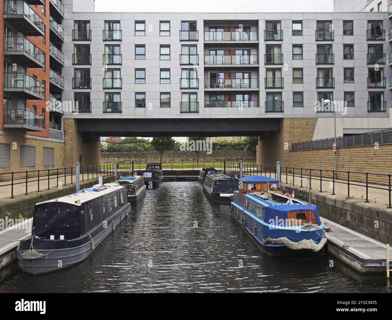 Leeds, West yorkshire, regno unito, 14 luglio 2019: Case galleggianti ormeggiate in edifici moderni al molo di leeds Foto Stock