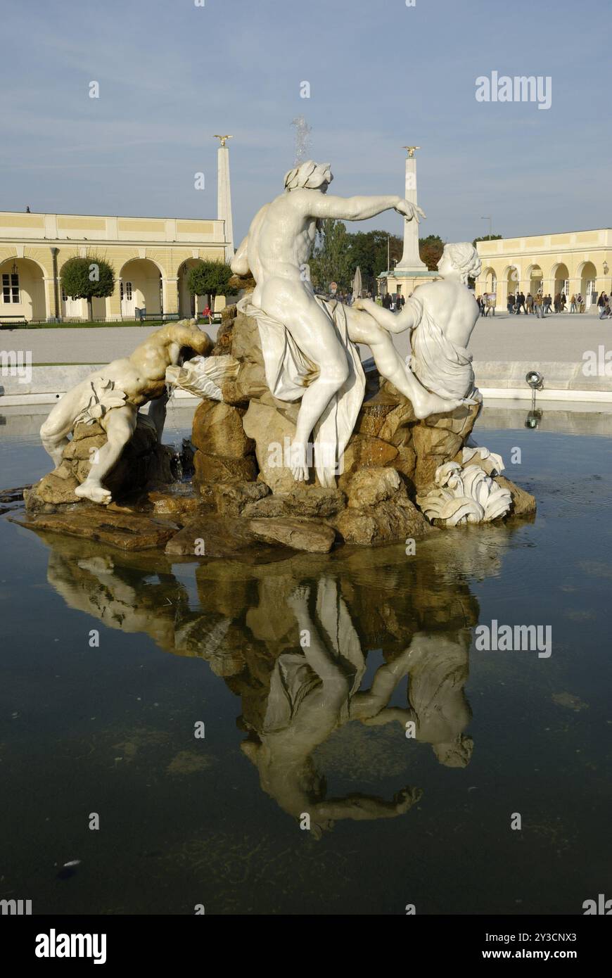 Fontana occidentale di Franz Zauner nel cortile d'onore di fronte al Palazzo Schoenbrunn, Vienna, Austria, Europa Foto Stock