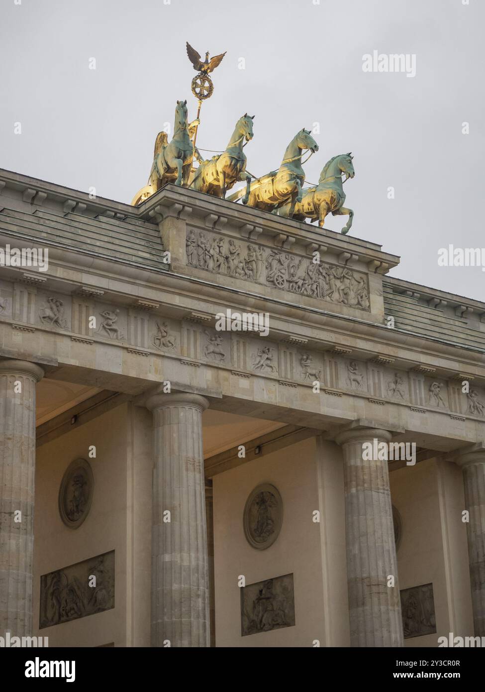 Imponente Tor Tor Tor Tor, con colonne imponenti e sculture dettagliate, trasmette un'atmosfera maestosa e dignitosa, Berlino, Germania, Europa Foto Stock