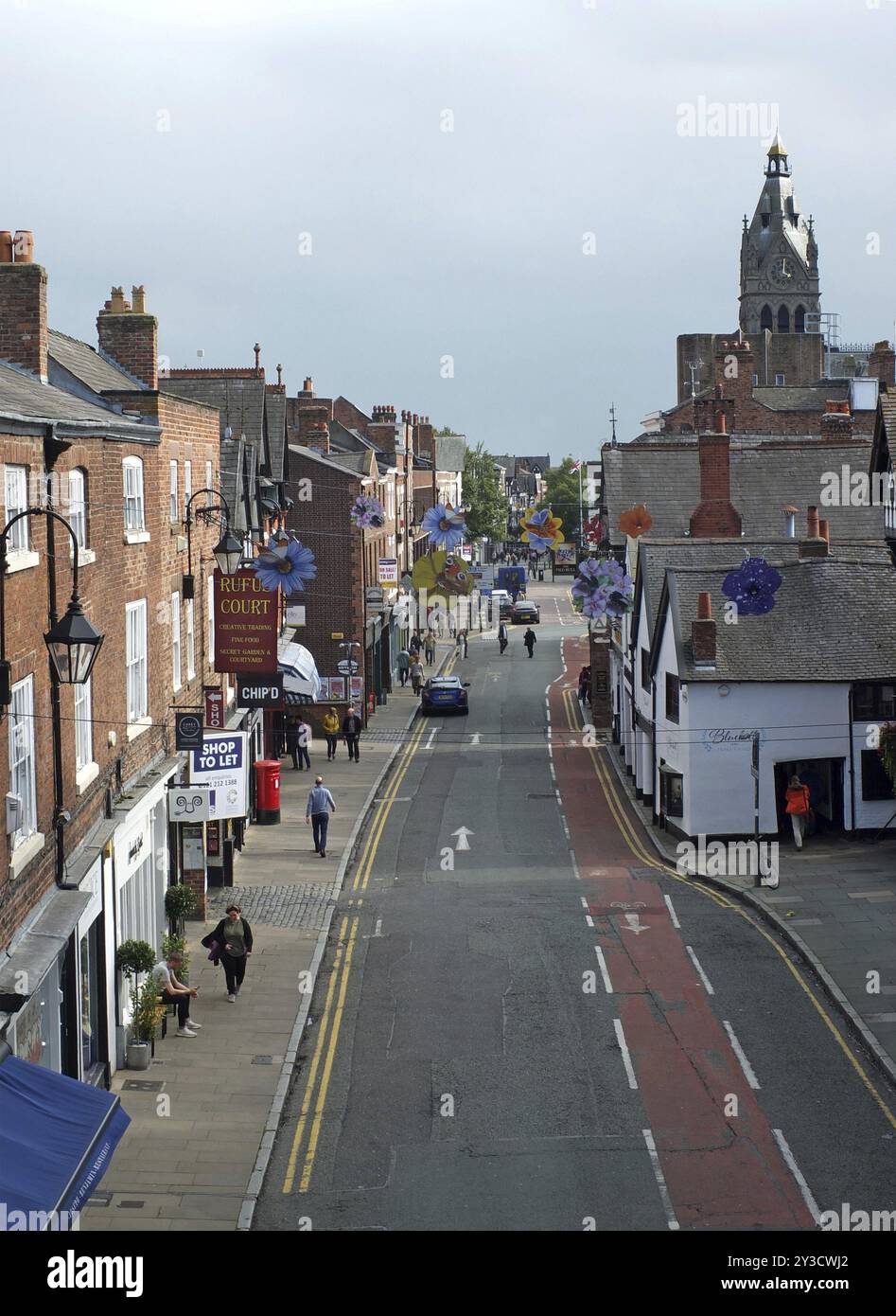 Chester, cheshire, regno unito, 7 settembre 2019: Persone che camminano lungo northgate Street passando davanti a pub e negozi a chester Foto Stock