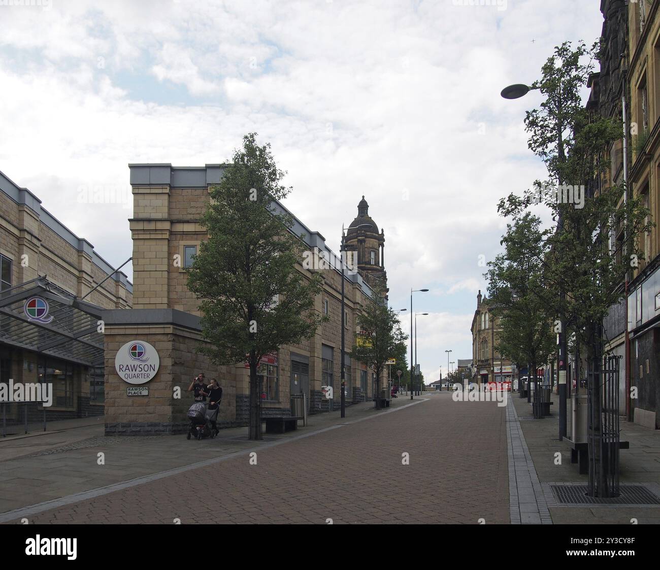 Bradford, West yorkshire, regno unito, 19 giugno 2019: Persone che camminano nella strada nel quartiere rawson di bradford Foto Stock