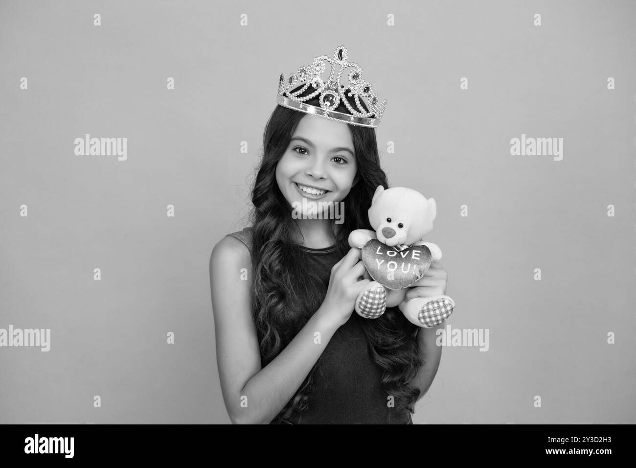 Festa di compleanno delle ragazze, ragazzo divertente in corona. Immaginate una regina, bambino indossare diadem. Successo teenager indossare lusso bellezza regina corona, successo Foto Stock