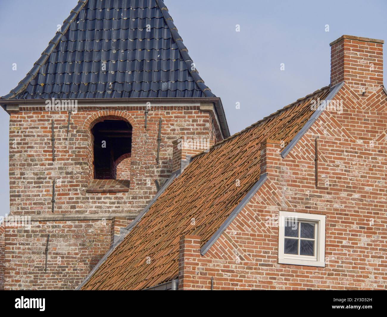 Vista dettagliata di una torre in mattoni e tetto di un edificio, stile architettonico storico, greetsiel, krummhoern, frisia orientale, germania Foto Stock
