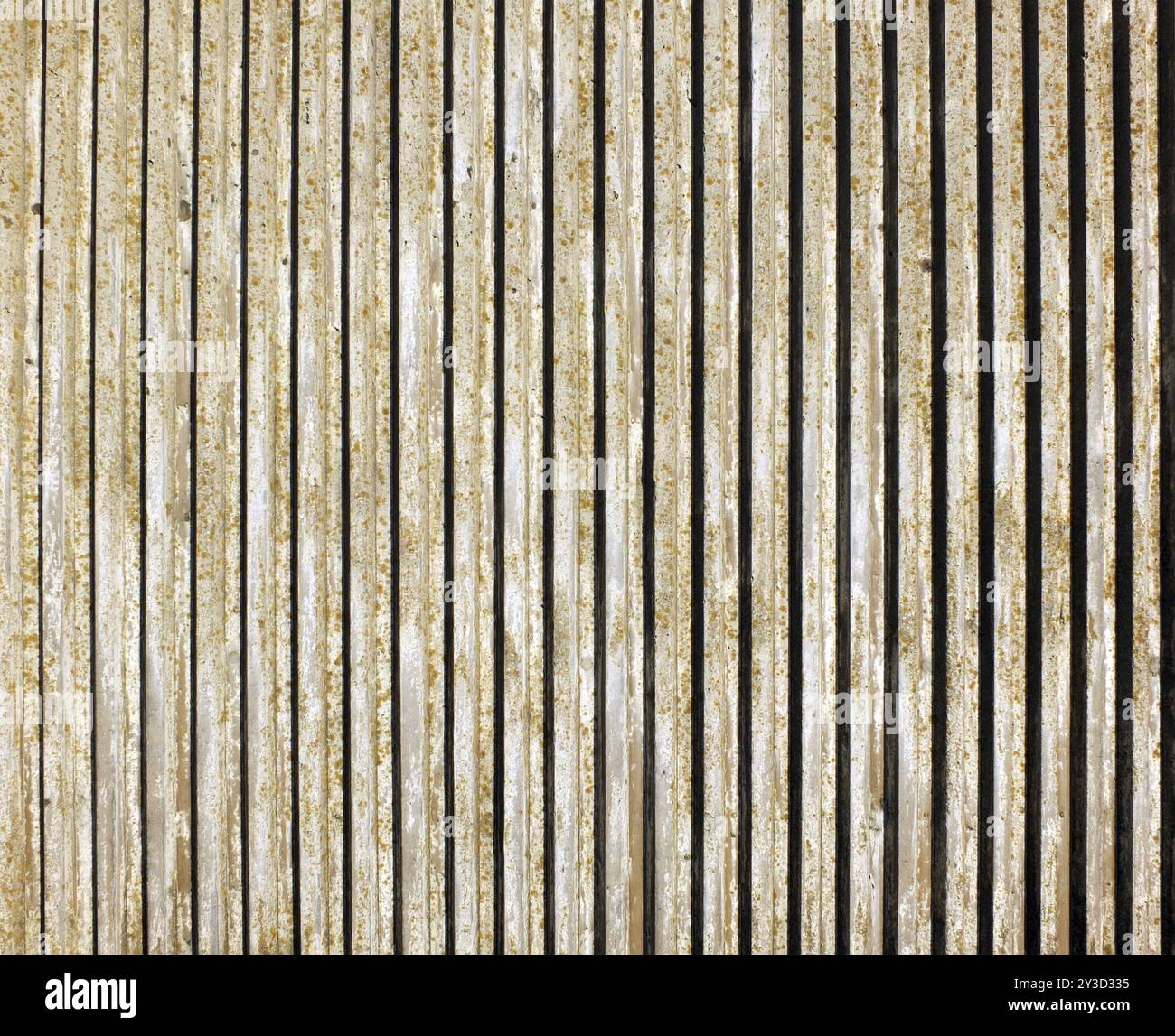 Vecchia parete in cemento pressofuso con linee verticali e design a righe Foto Stock