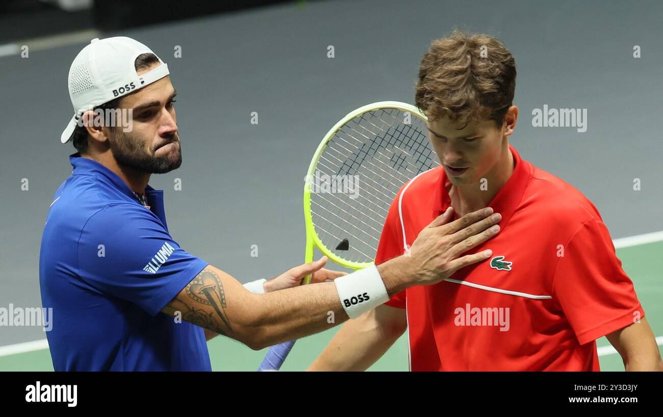Bologna, Italia. 13 settembre 2024. L'italiano Matteo Berrettini e il belga Alexander Blockx nella foto dopo una partita tra l'italiano Berrettini e il belga Blockx, la prima partita nel girone A della fase A gironi delle finali di Coppa Davis tra Italia e Belgio, venerdì 13 settembre 2024, all'Unipol Arena di Bologna. BELGA PHOTO BENOIT DOPPAGNE credito: Belga News Agency/Alamy Live News Foto Stock