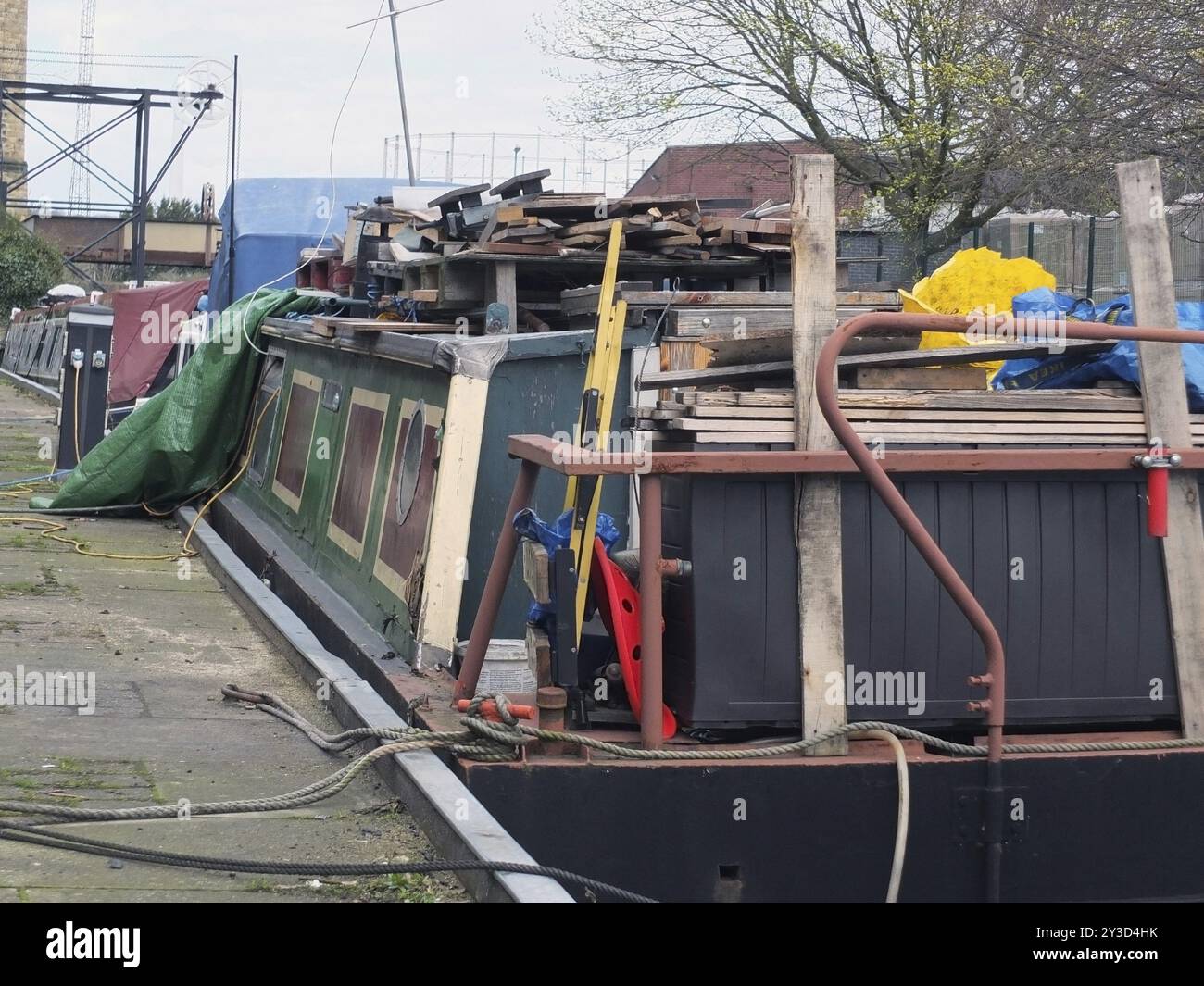 Casa galleggiante disordinata su una chiatta convertita a huddersfield, nell'ovest dello yorkshire Foto Stock