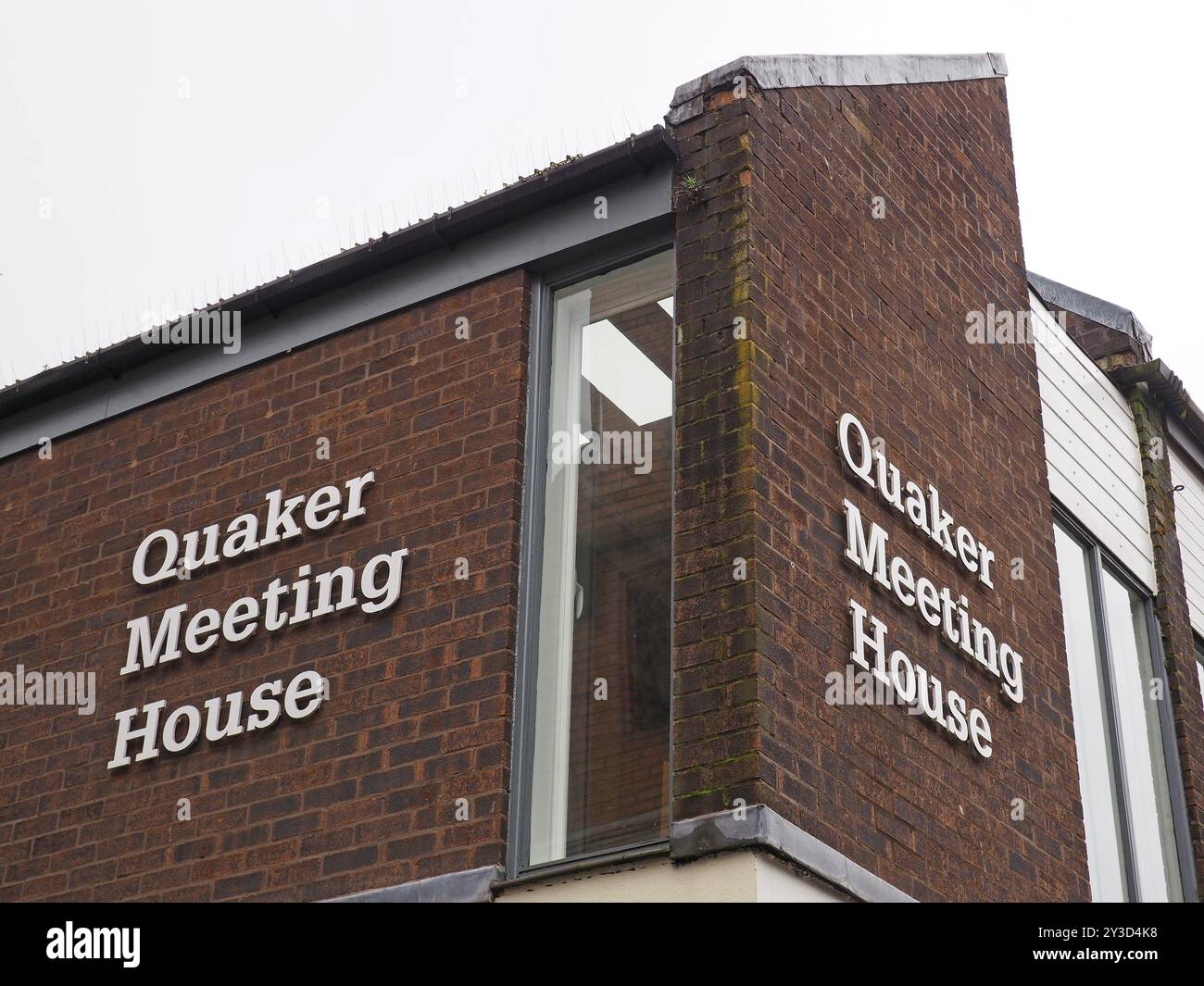 Chester. Cheshire, Regno Unito, 20 marzo 2024: Firma sul muro di una sala riunioni quacchera a Chester, Europa Foto Stock