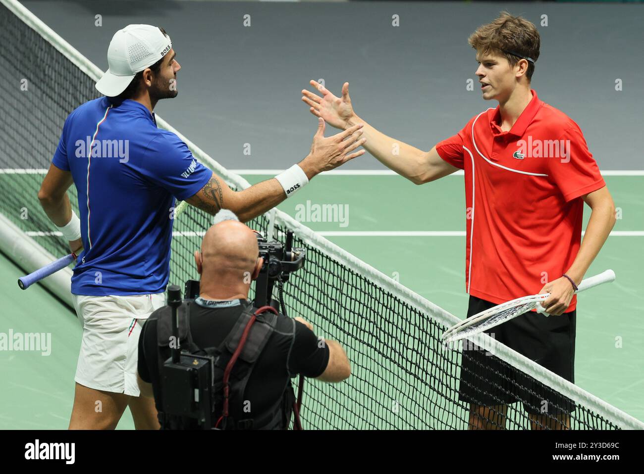 Bologna, Italia. 13 settembre 2024. L'italiano Matteo Berrettini e il belga Alexander Blockx nella foto dopo una partita tra l'italiano Berrettini e il belga Blockx, la prima partita nel girone A della fase A gironi delle finali di Coppa Davis tra Italia e Belgio, venerdì 13 settembre 2024, all'Unipol Arena di Bologna. BELGA PHOTO BENOIT DOPPAGNE credito: Belga News Agency/Alamy Live News Foto Stock