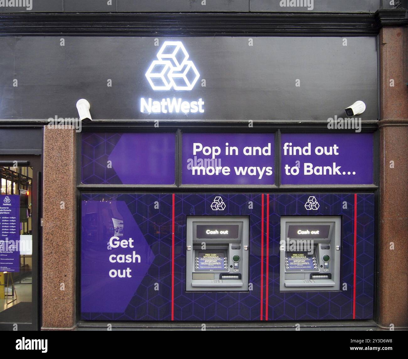 Leeds, West yorkshire, 17 giugno 2021: Filiale di una banca natwest e con bancomat nel parco nel centro di leeds Foto Stock