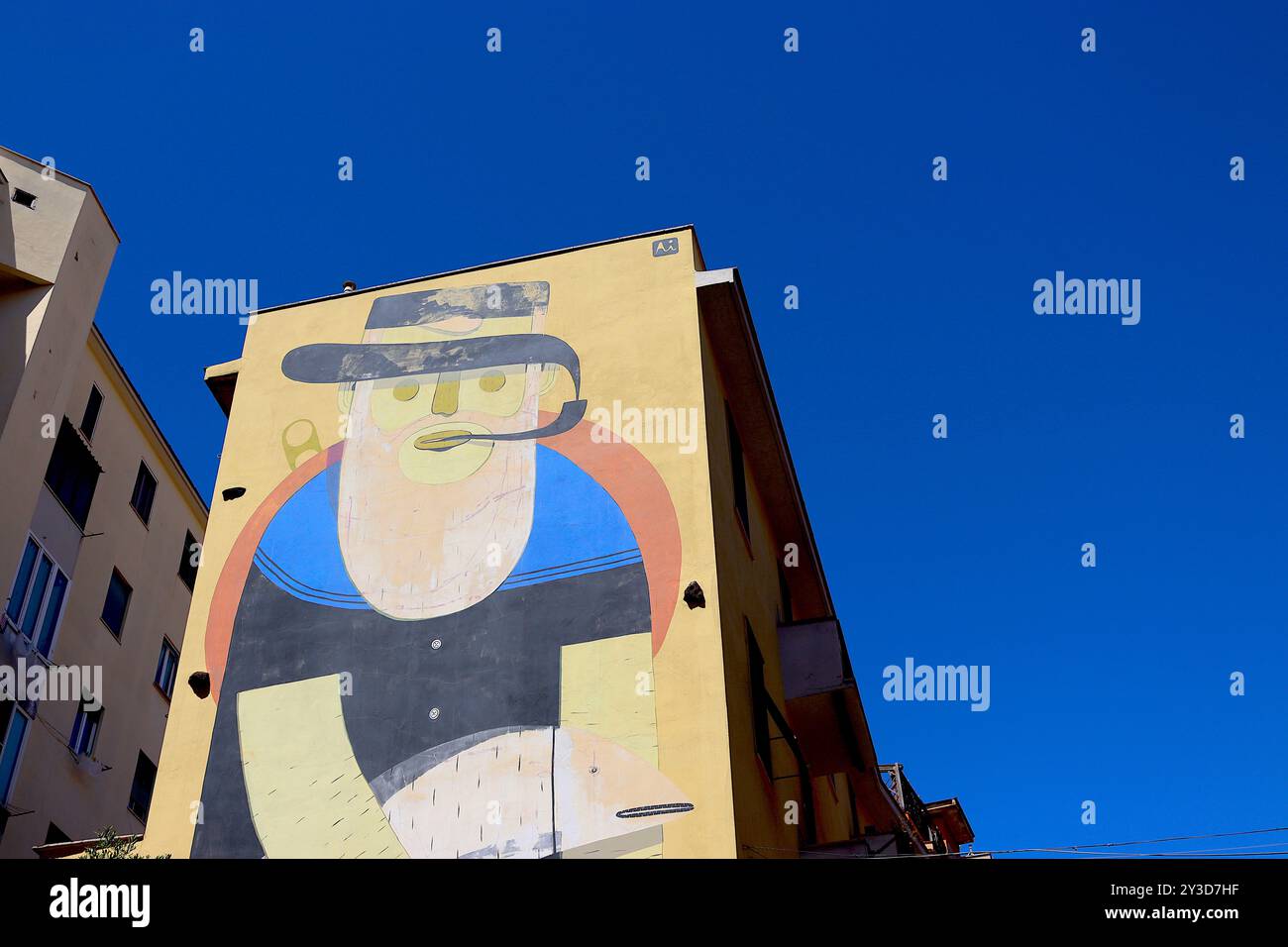 Il Pescatore dipinto alla fine di un condominio a quattro piani a Civitavecchia, dall'artista di strada Agostino Lacurciorey a giugno Foto Stock