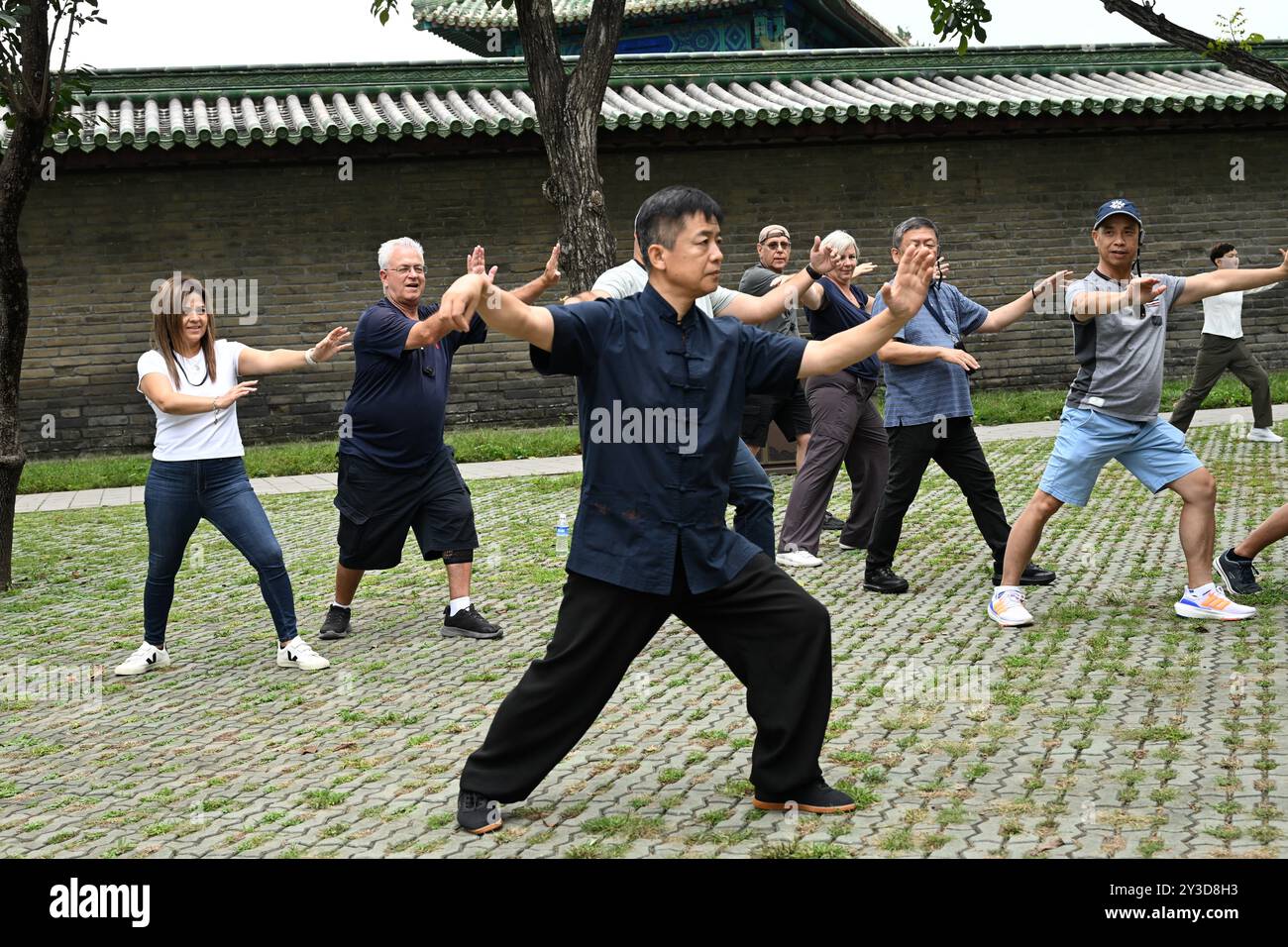 Pechino, Cina. 10 settembre 2024. I membri di una delegazione di oltre 10 agenti di viaggio con sede a Los Angeles imparano Tai chi a Pechino, capitale della Cina, 10 settembre 2024. PER ANDARE CON "Across China: La delegazione di agenti di viaggio statunitensi assapora la ricca cultura cinese e la comodità moderna" credito: Zhao Chenjie/Xinhua/Alamy Live News Foto Stock