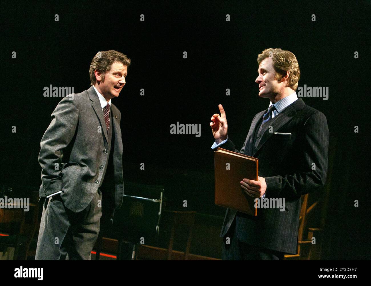 l-r: Reece Dinsdale (Walter Harrison), Charles Edwards (Jack Weatherill) in QUESTA CASA di James Graham all'Olivier Theatre, National Theatre (NT), Londra SE1 28/02/2013 design: Rae Smith illuminazione: Paul Anderson regista: Jeremy Herrin Foto Stock
