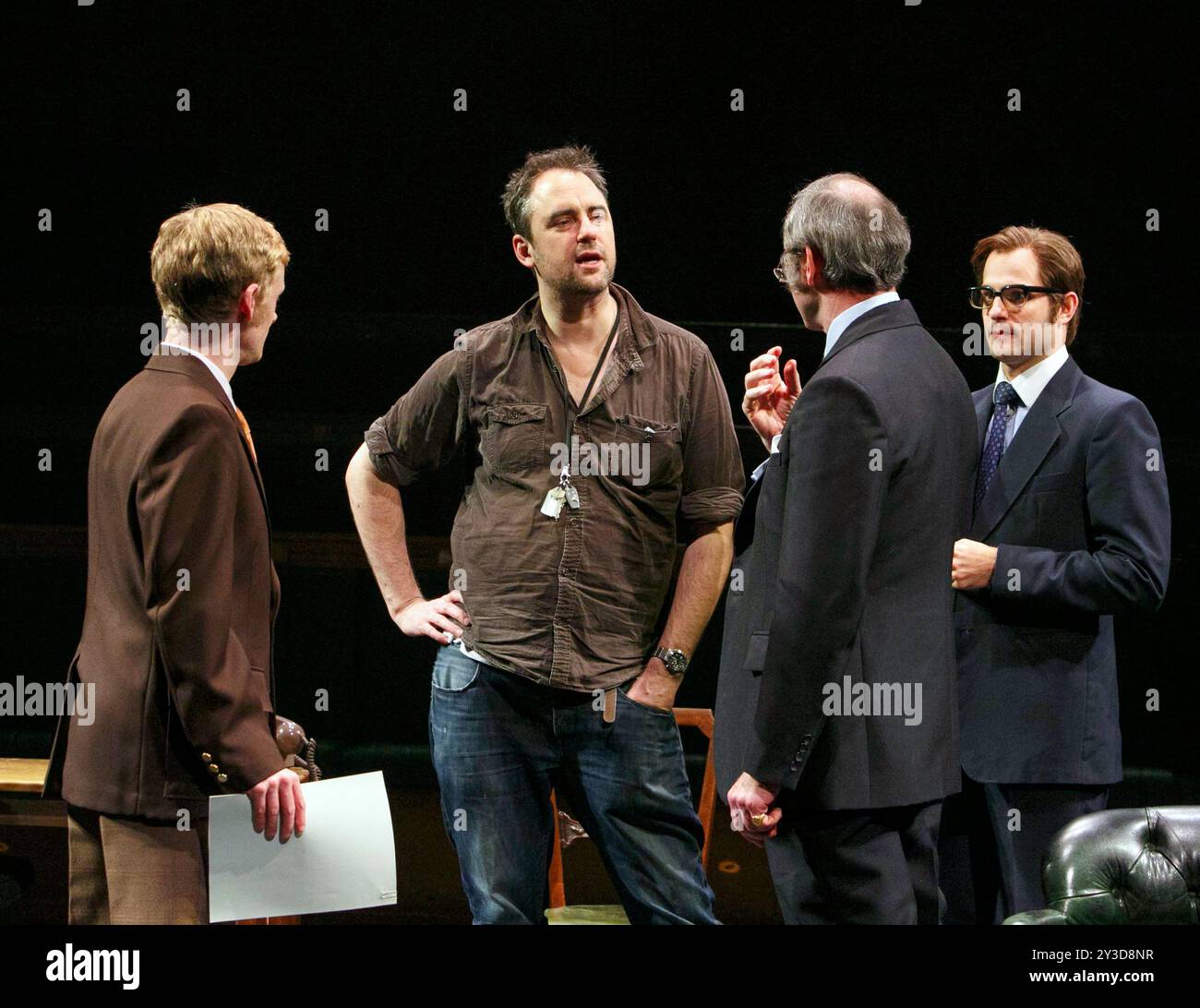 Centro: regista Jeremy Herrin sul palco con membri del cast di THIS HOUSE di James Graham all'Olivier Theatre, National Theatre (NT), Londra SE1 28/02/2013 design: Rae Smith illuminazione: Paul Anderson regista: Jeremy Herrin Foto Stock