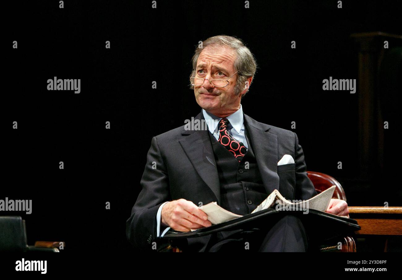 Julian Wadham (Humphrey Atkins) in QUESTA CASA di James Graham all'Olivier Theatre, National Theatre (NT), Londra SE1 28/02/2013 design: Rae Smith illuminazione: Paul Anderson regista: Jeremy Herrin Foto Stock