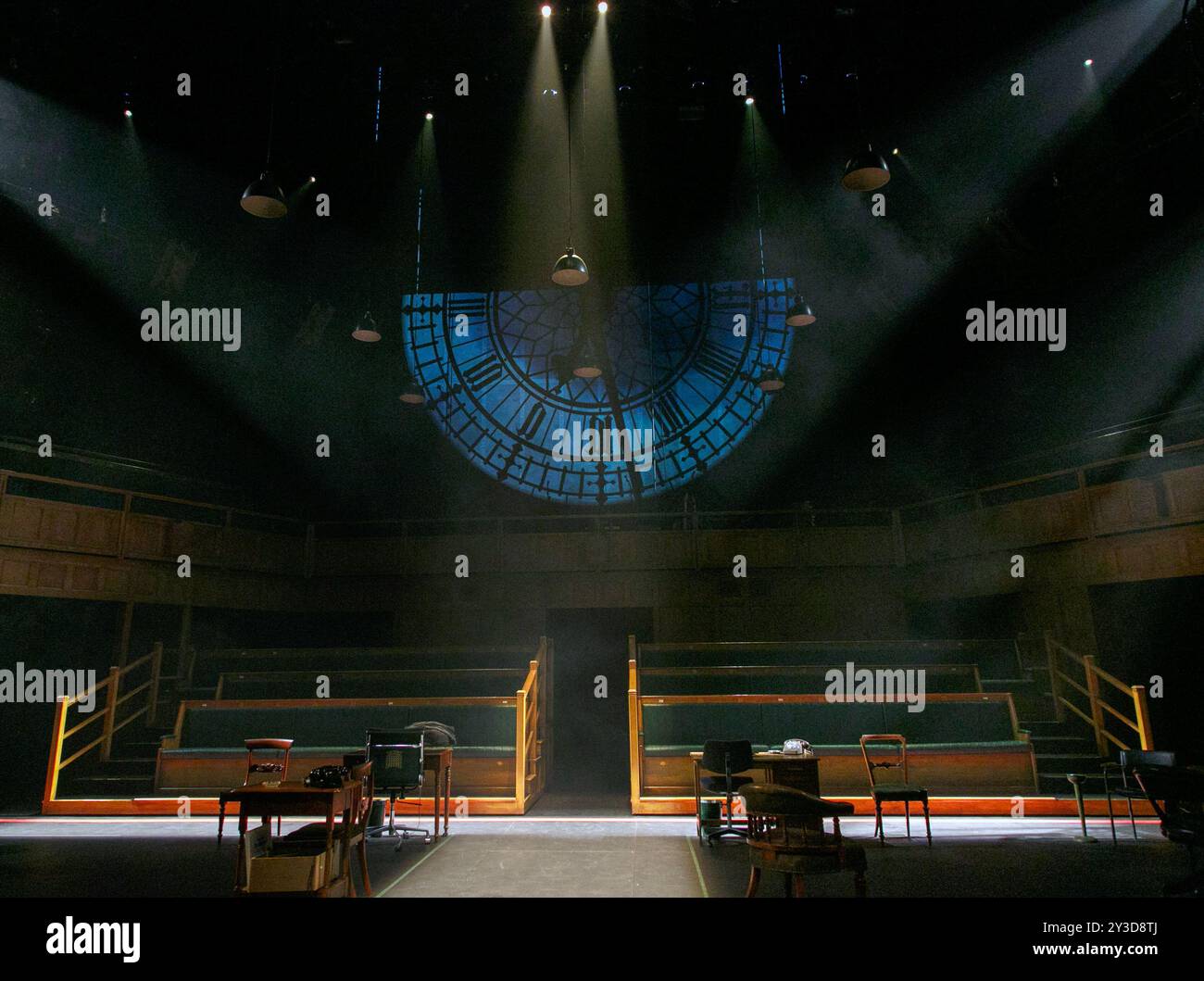 Design vuoto a tutto tondo con orologio, volto del Big Ben per QUESTA CASA di James Graham all'Olivier Theatre, National Theatre (NT), Londra SE1 28/02/2013 design: Rae Smith illuminazione: Paul Anderson regista: Jeremy Herrin Foto Stock