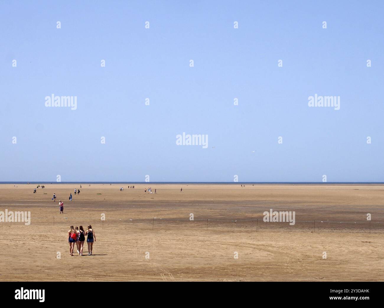 Southport, merseyside, regno unito, 28 giugno 2019: Un gruppo di giovani donne che camminano sulla lunga spiaggia di formby vicino a southport in una brillante estate Foto Stock