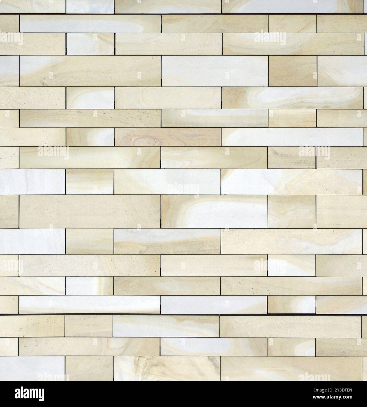 Immagine a tutto campo di una parete composta da grandi blocchi piatti di pietra york marrone chiaro di colore giallo testurizzato in file di dimensioni diverse Foto Stock