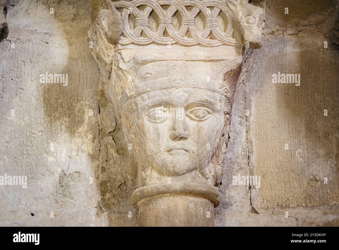 Eleganza romanica: Capitale degli archi intrecciati nella chiesa di San Giacomo a Agüero (Aragona, Spagna) Foto Stock