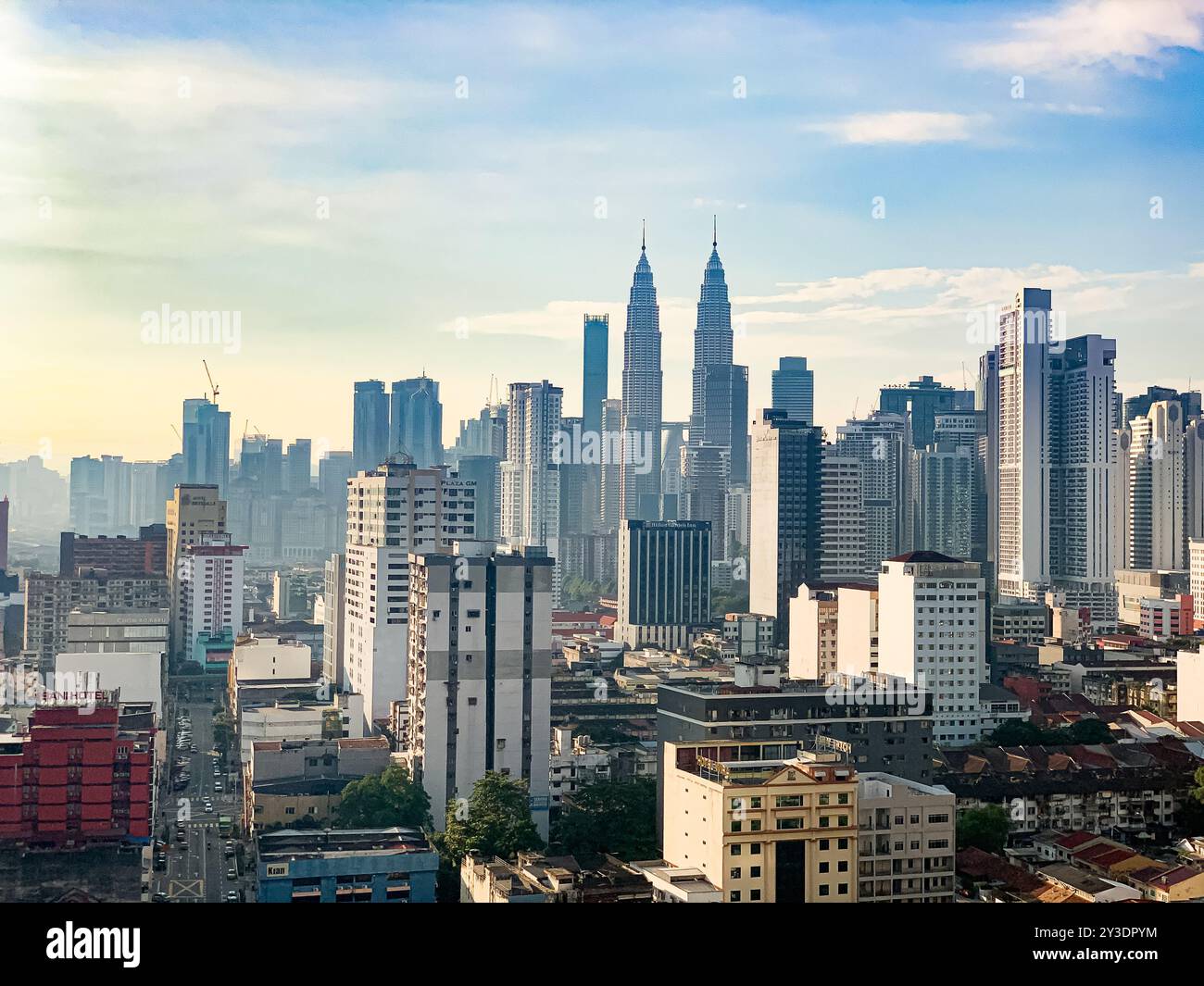 Il paesaggio urbano di Kuala Lumpur in mattinata è selettivo e sfocato. Foto Stock