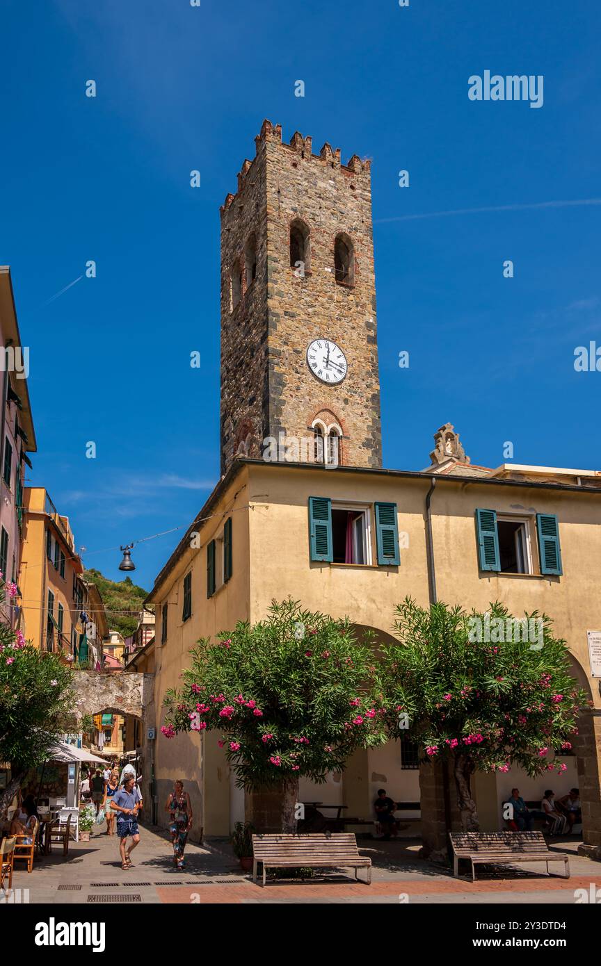 Monterosso al Mare, Italia - 10 agosto 2024: Belle strade nella città delle cinque Terre di Monterosso. Foto Stock