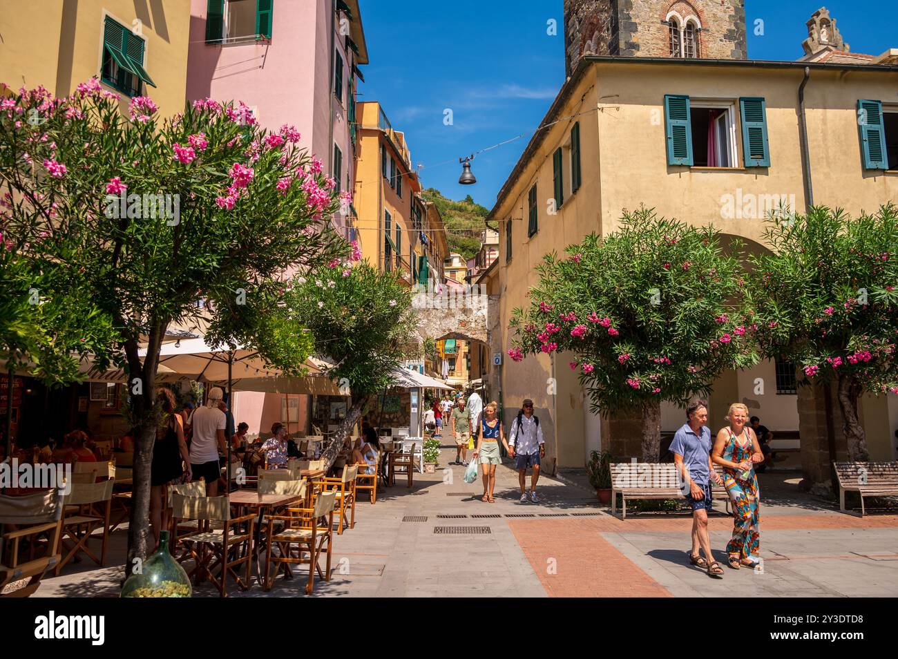 Monterosso al Mare, Italia - 10 agosto 2024: Belle strade nella città delle cinque Terre di Monterosso. Foto Stock