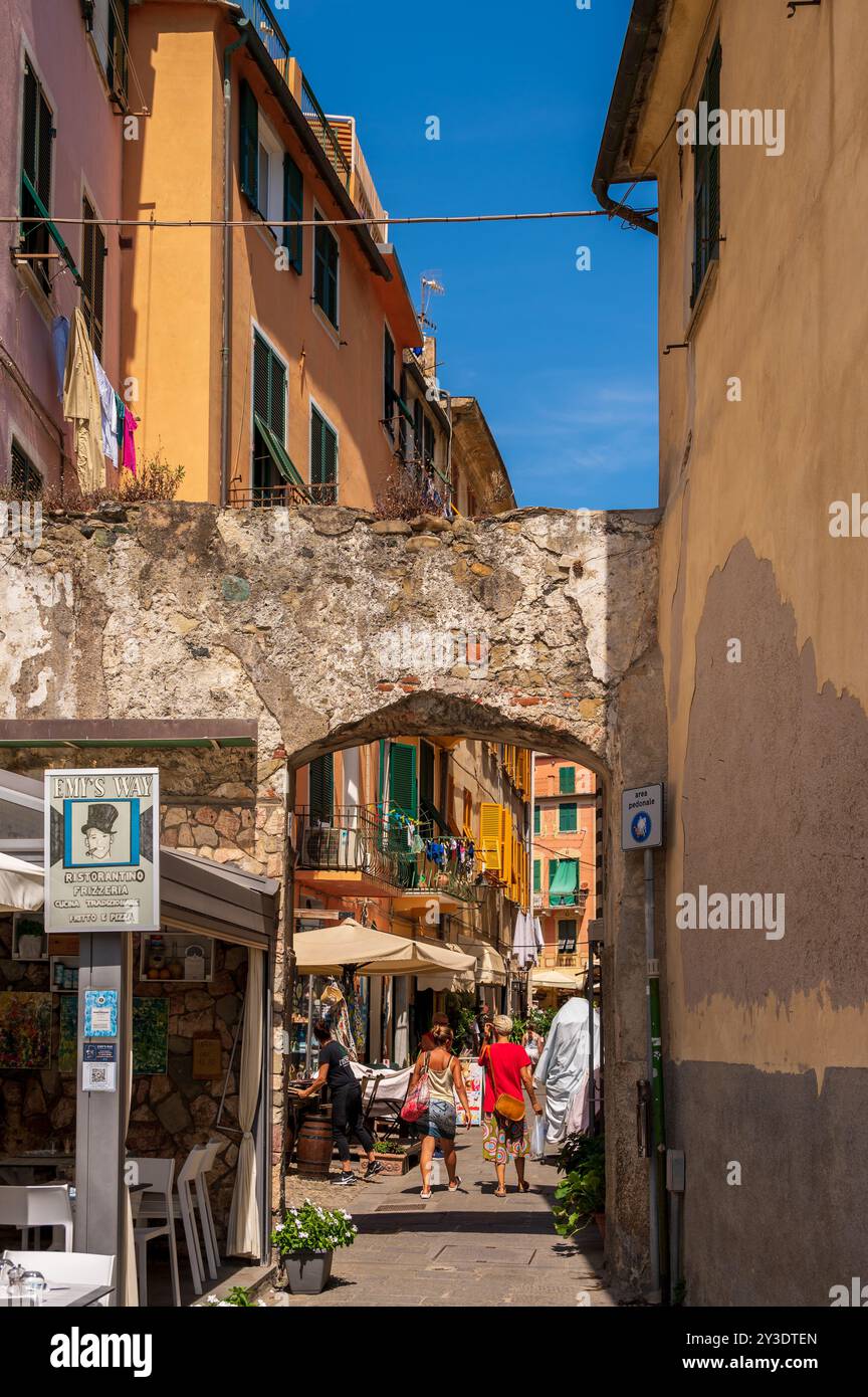 Monterosso al Mare, Italia - 10 agosto 2024: Belle strade nella città delle cinque Terre di Monterosso. Foto Stock