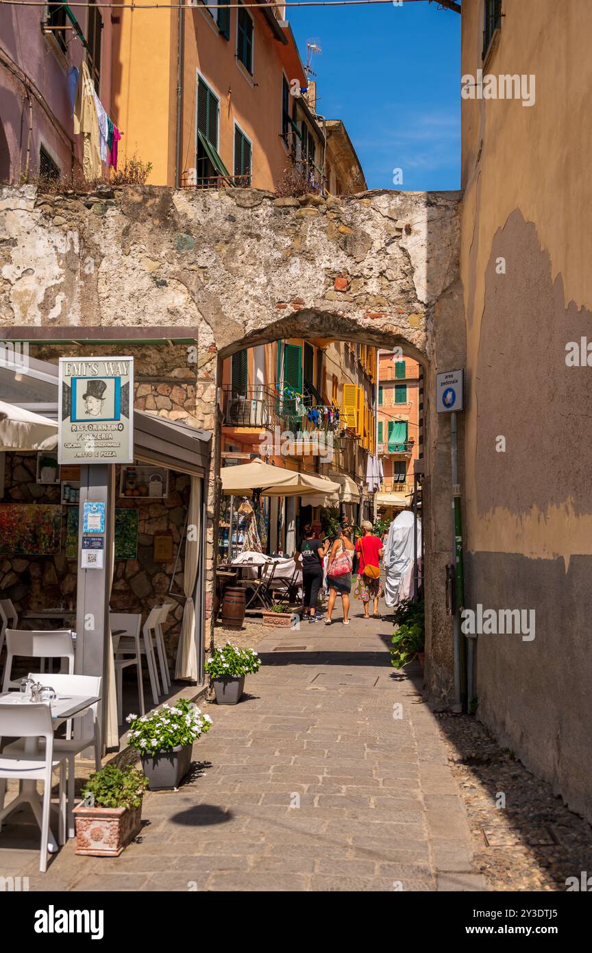 Monterosso al Mare, Italia - 10 agosto 2024: Belle strade nella città delle cinque Terre di Monterosso. Foto Stock