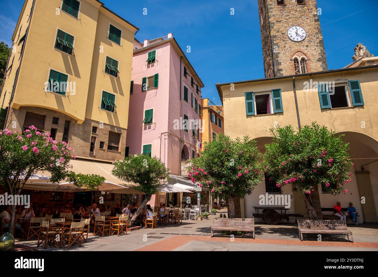 Monterosso al Mare, Italia - 10 agosto 2024: Belle strade nella città delle cinque Terre di Monterosso. Foto Stock