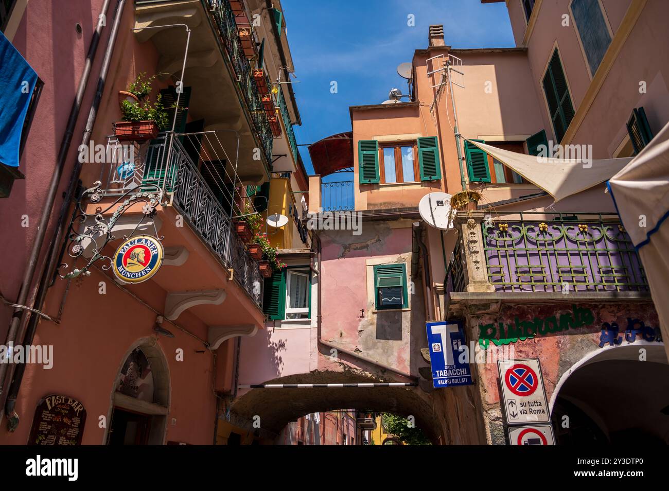 Monterosso al Mare, Italia - 10 agosto 2024: Belle strade nella città delle cinque Terre di Monterosso. Foto Stock