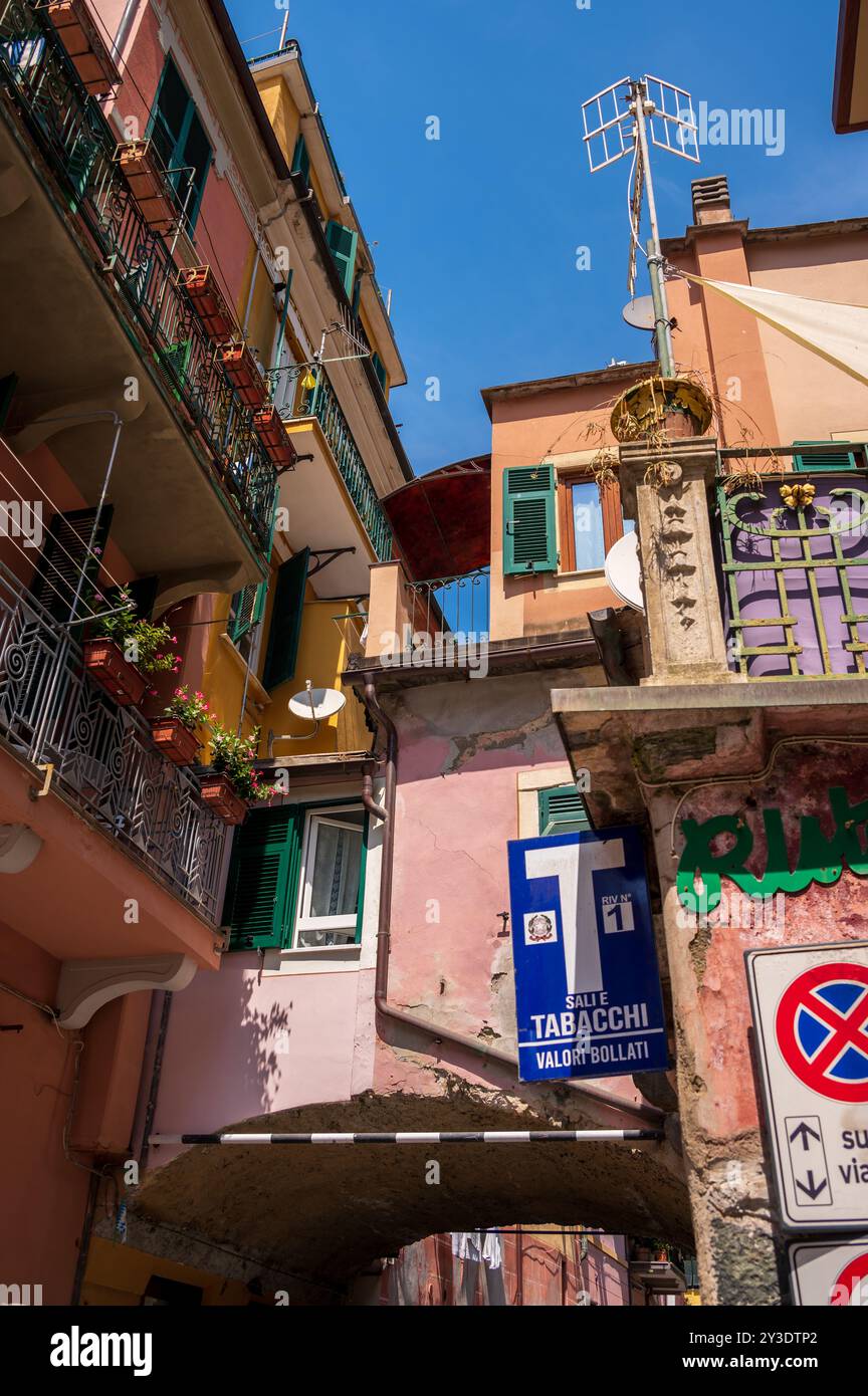 Monterosso al Mare, Italia - 10 agosto 2024: Belle strade nella città delle cinque Terre di Monterosso. Foto Stock