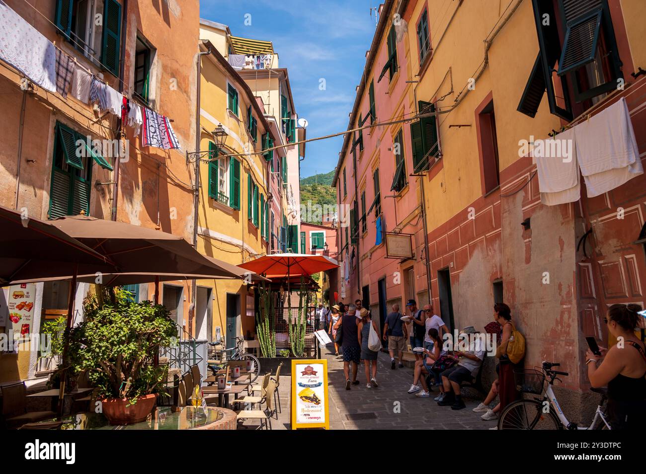 Monterosso al Mare, Italia - 10 agosto 2024: Belle strade nella città delle cinque Terre di Monterosso. Foto Stock