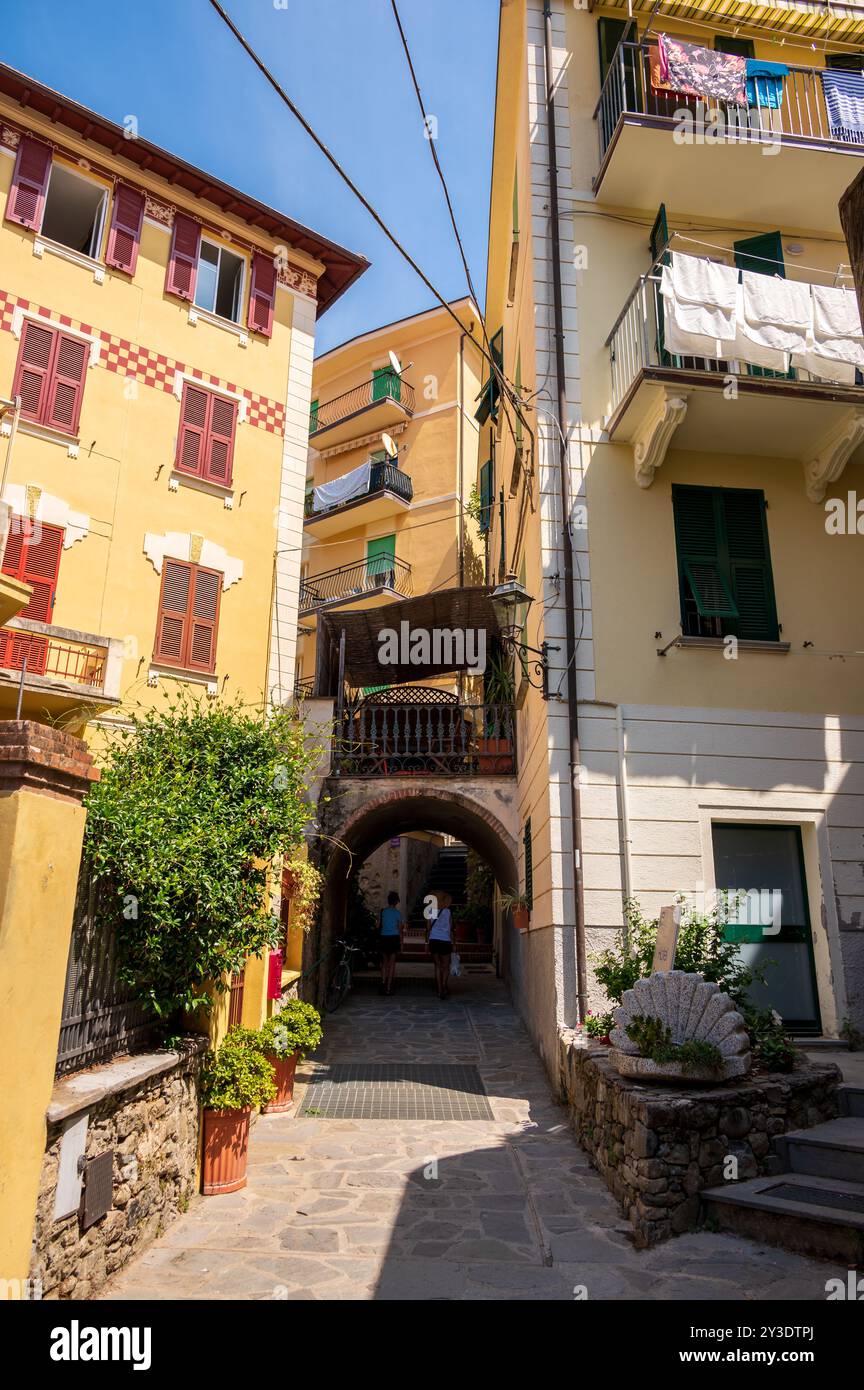 Monterosso al Mare, Italia - 10 agosto 2024: Belle strade nella città delle cinque Terre di Monterosso. Foto Stock