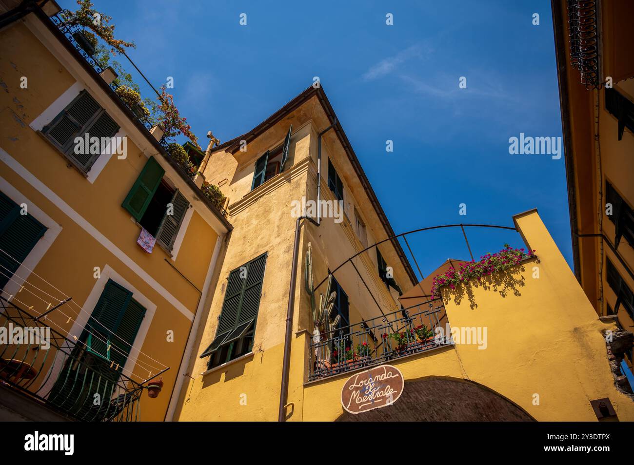 Monterosso al Mare, Italia - 10 agosto 2024: Belle strade nella città delle cinque Terre di Monterosso. Foto Stock