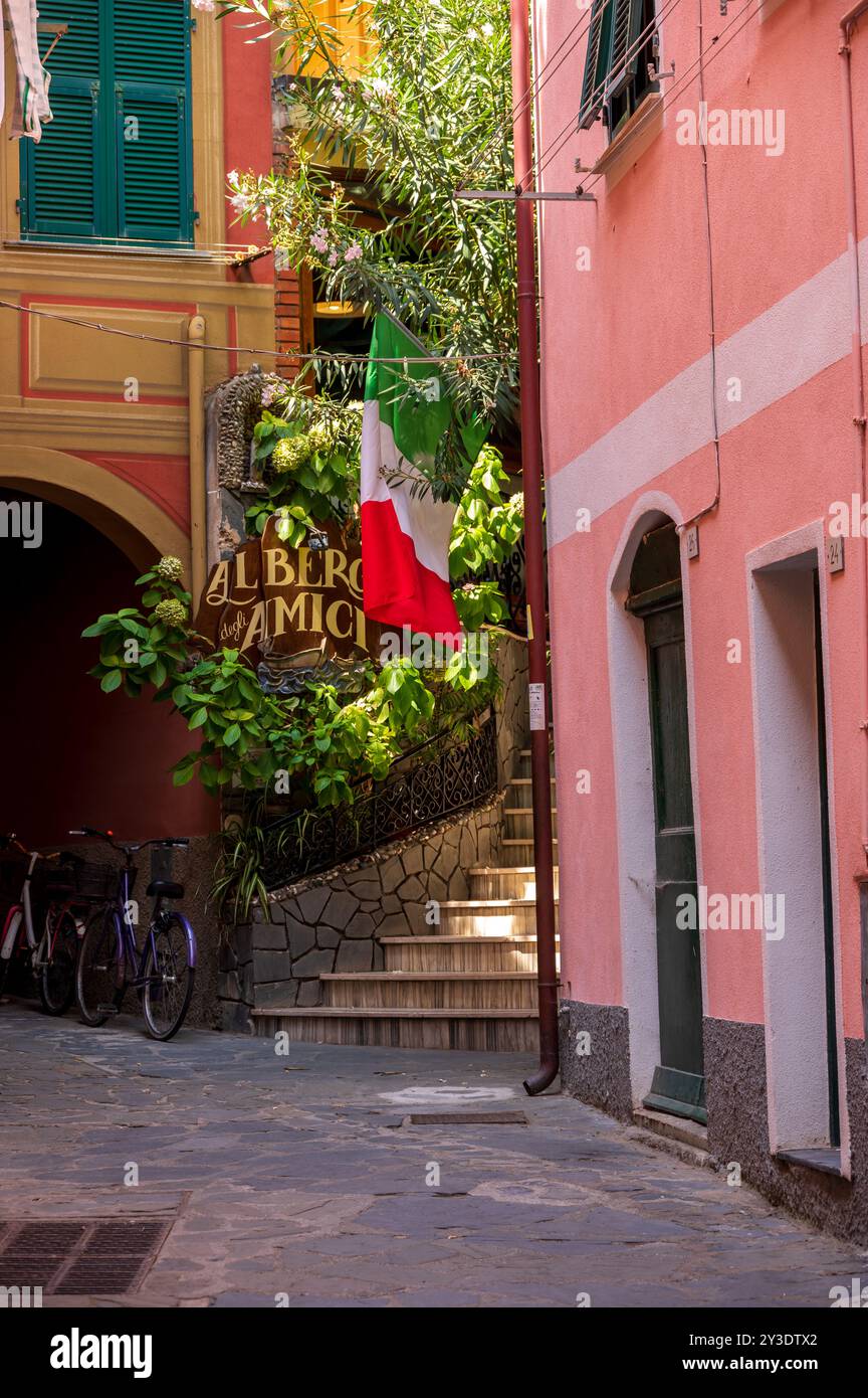 Monterosso al Mare, Italia - 10 agosto 2024: Belle strade nella città delle cinque Terre di Monterosso. Foto Stock