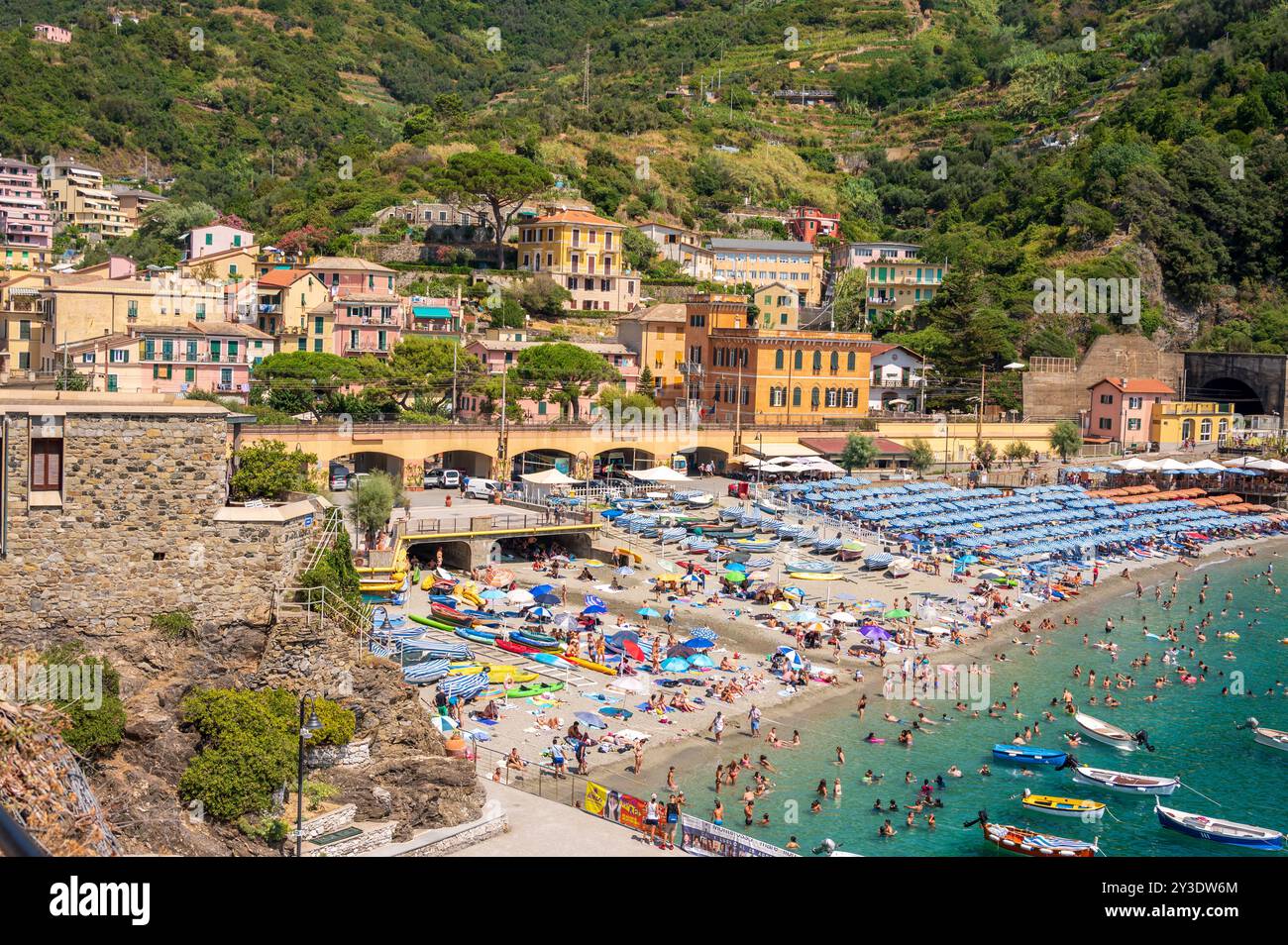 Monterosso al Mare, Italia - 10 agosto 2024: Vista sulla spiaggia nella splendida cittadina delle cinque Terre di Monterosso. Foto Stock
