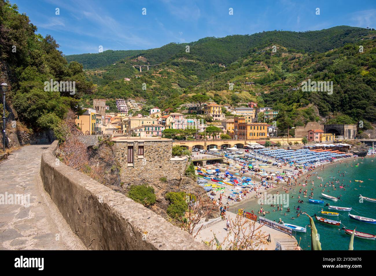 Monterosso al Mare, Italia - 10 agosto 2024: Vista sulla spiaggia nella splendida cittadina delle cinque Terre di Monterosso. Foto Stock