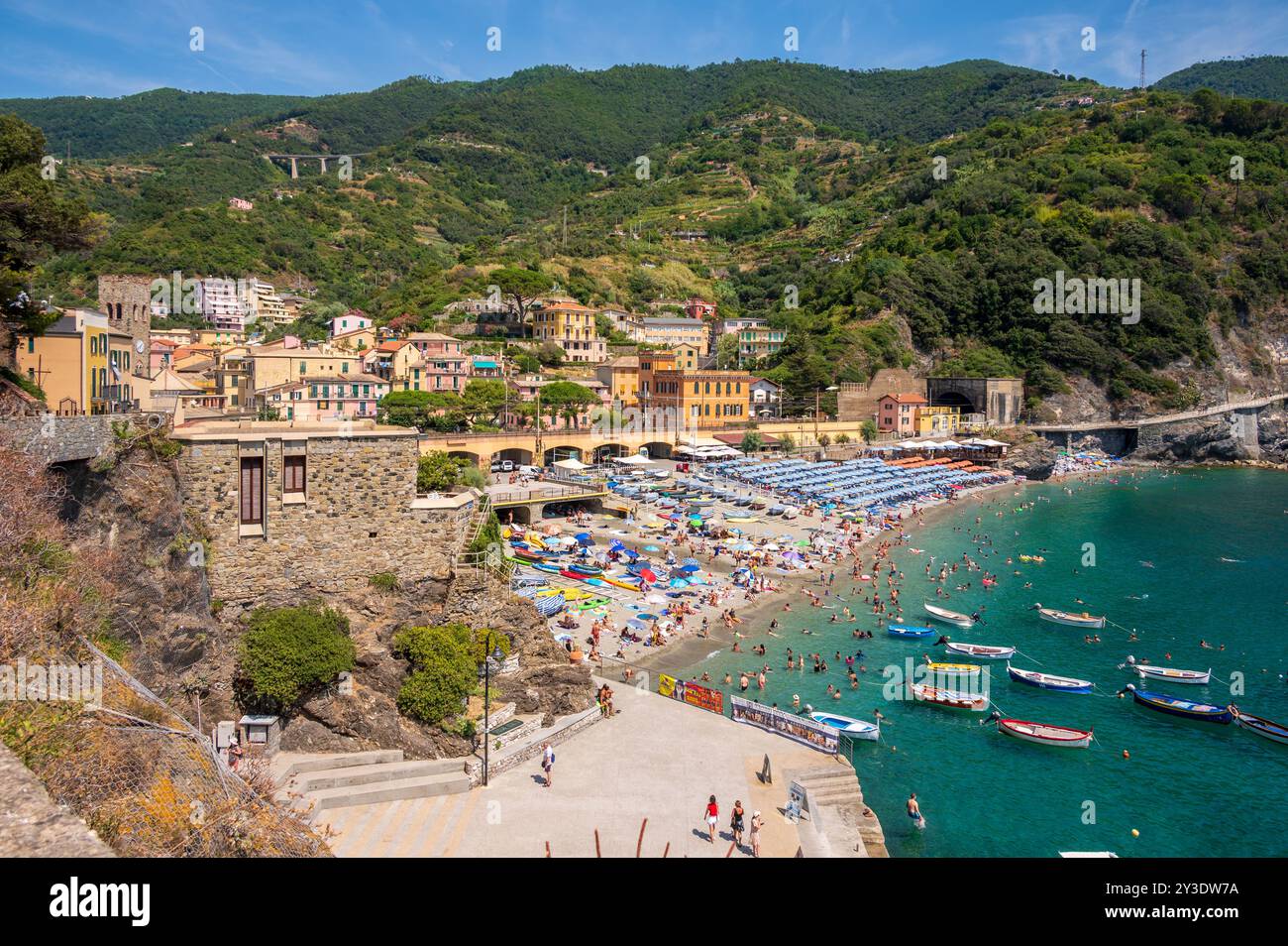 Monterosso al Mare, Italia - 10 agosto 2024: Vista sulla spiaggia nella splendida cittadina delle cinque Terre di Monterosso. Foto Stock
