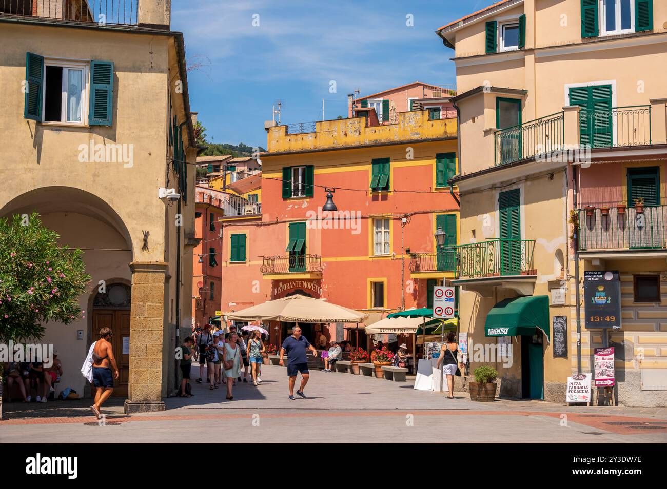 Monterosso al Mare, Italia - 10 agosto 2024: Vedute delle strade nella splendida cittadina delle cinque Terre di Monterosso. Foto Stock