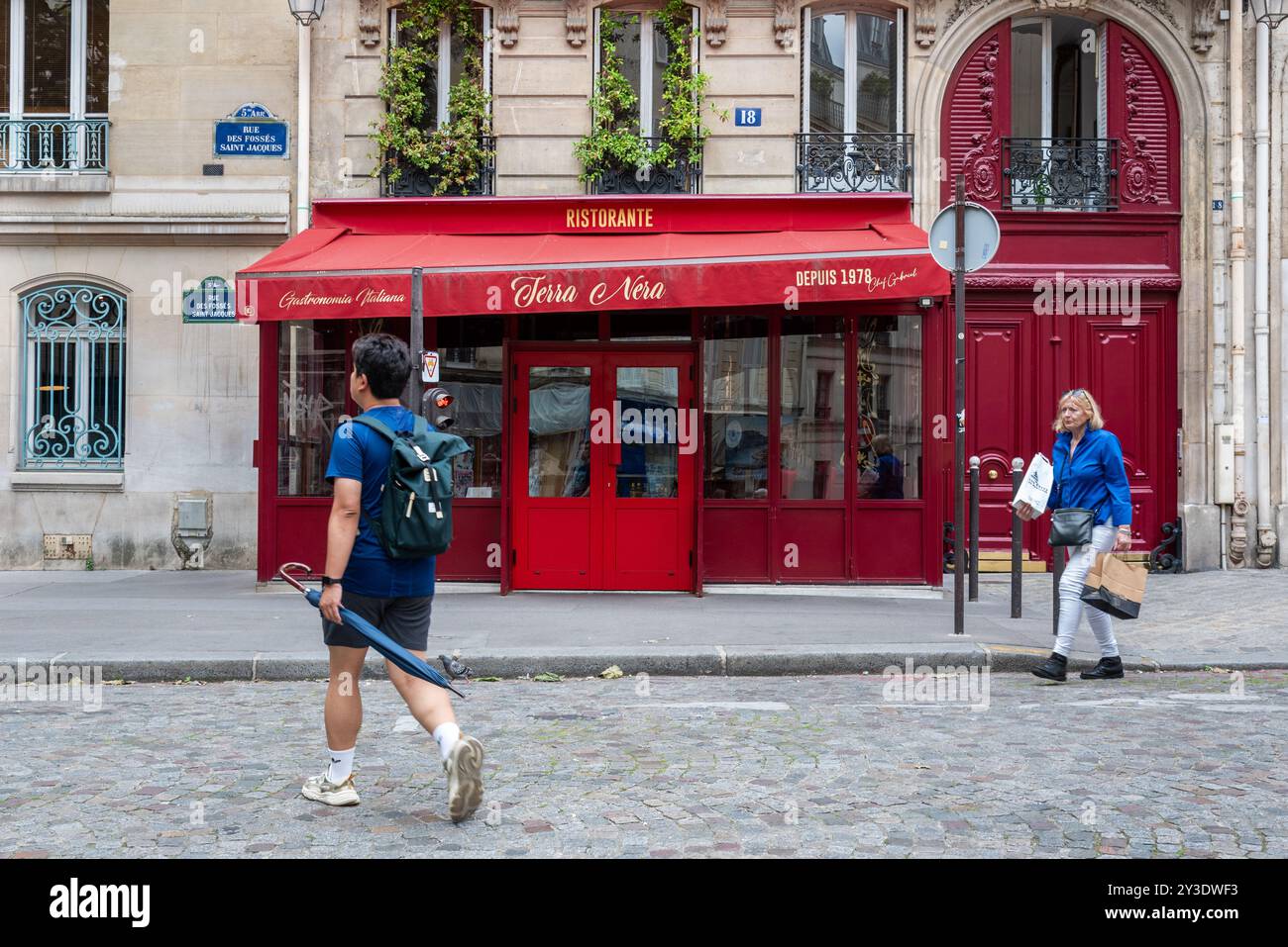 Esterno del ristorante italiano "Terra Nera", famoso per essere stato il luogo delle riprese della serie di successo Netflix "Emily in Paris". Foto Stock