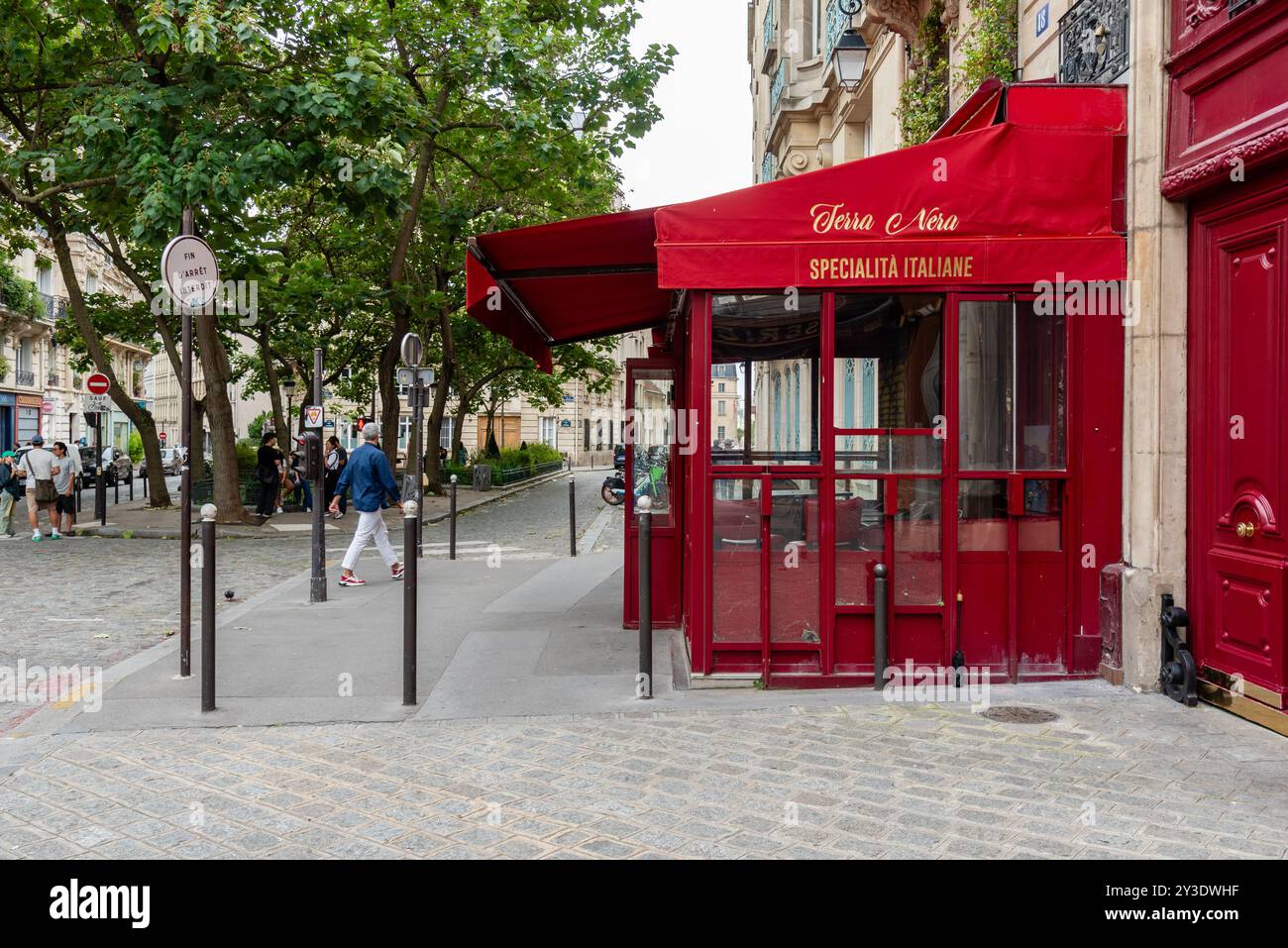Esterno del ristorante "Terra Nera" in Place de l'Estrapade, una location per le riprese della serie di successo Netflix "Emily in Paris". Parigi, Francia Foto Stock