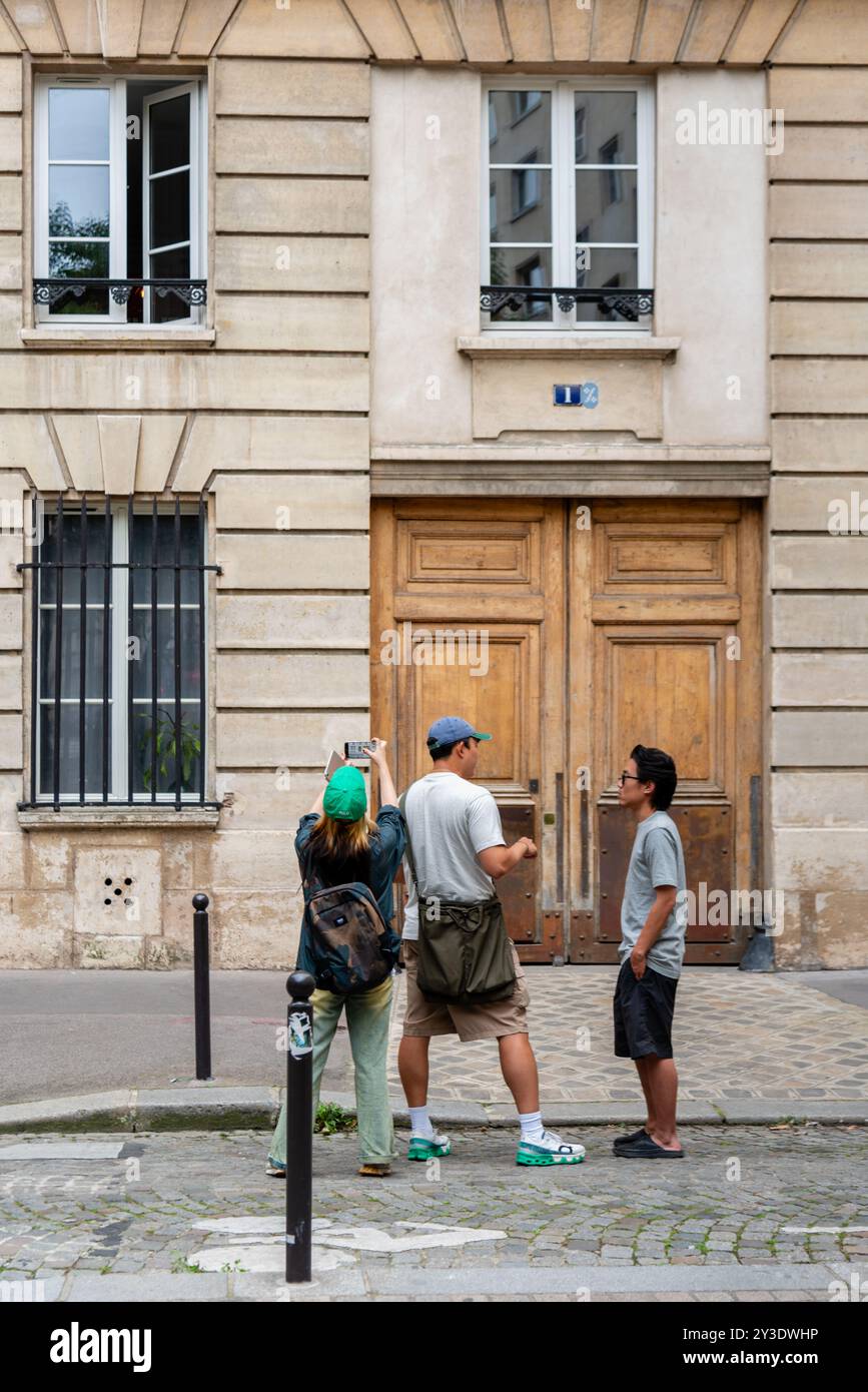 I turisti visitano Place de l'Estrapade, il luogo delle riprese dell'appartamento di Emily Cooper a Netflix "Emily in Paris". Parigi, Francia, 23 agosto 2024 Foto Stock